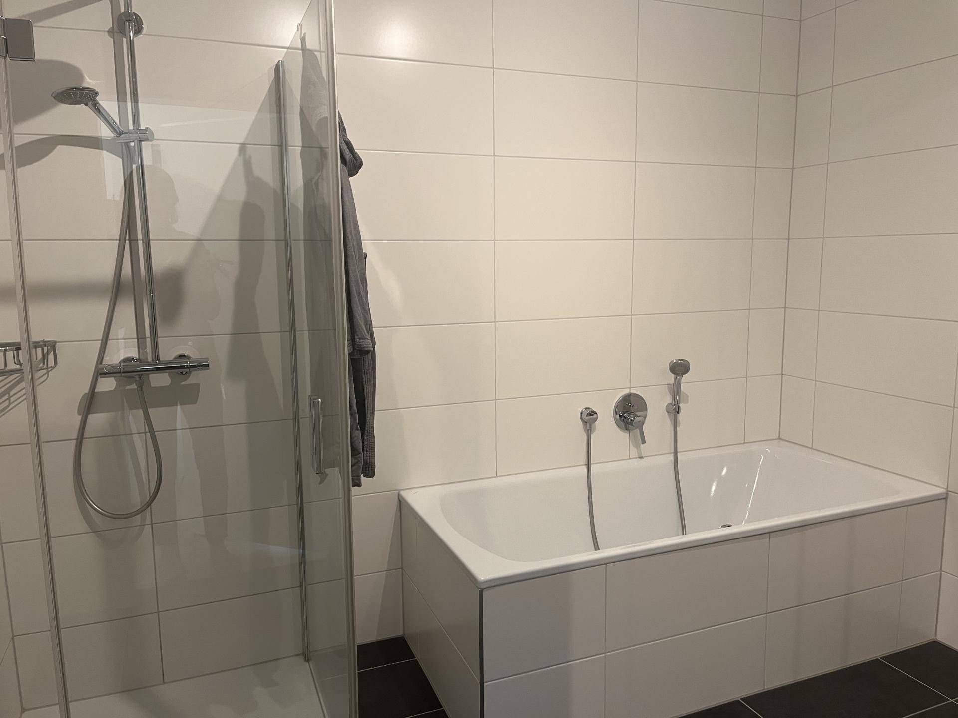 Badezimmer mit Wanne und Dusche
