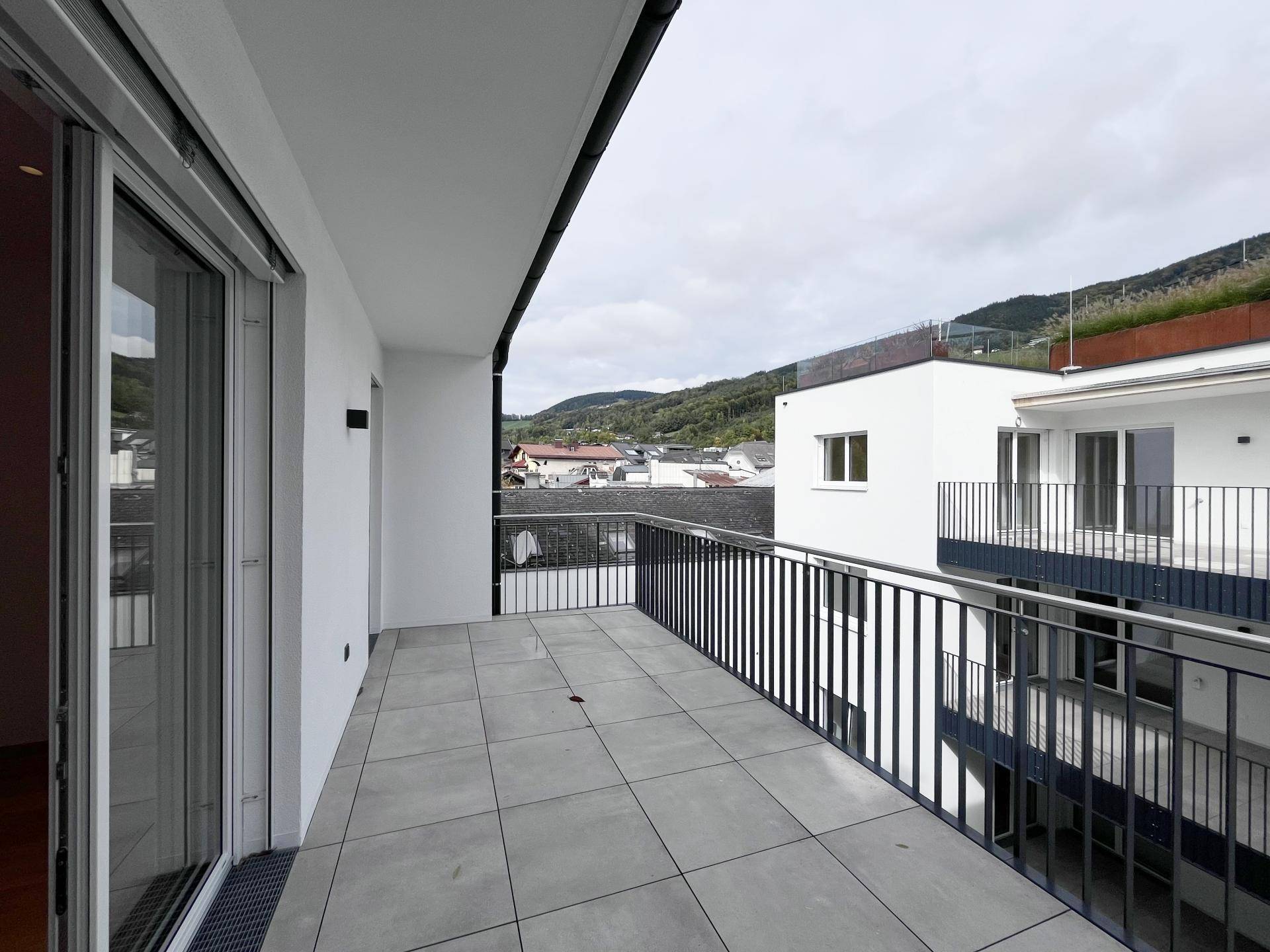 Balkon begehbar von Schlafzimmer 1 und Bad 2