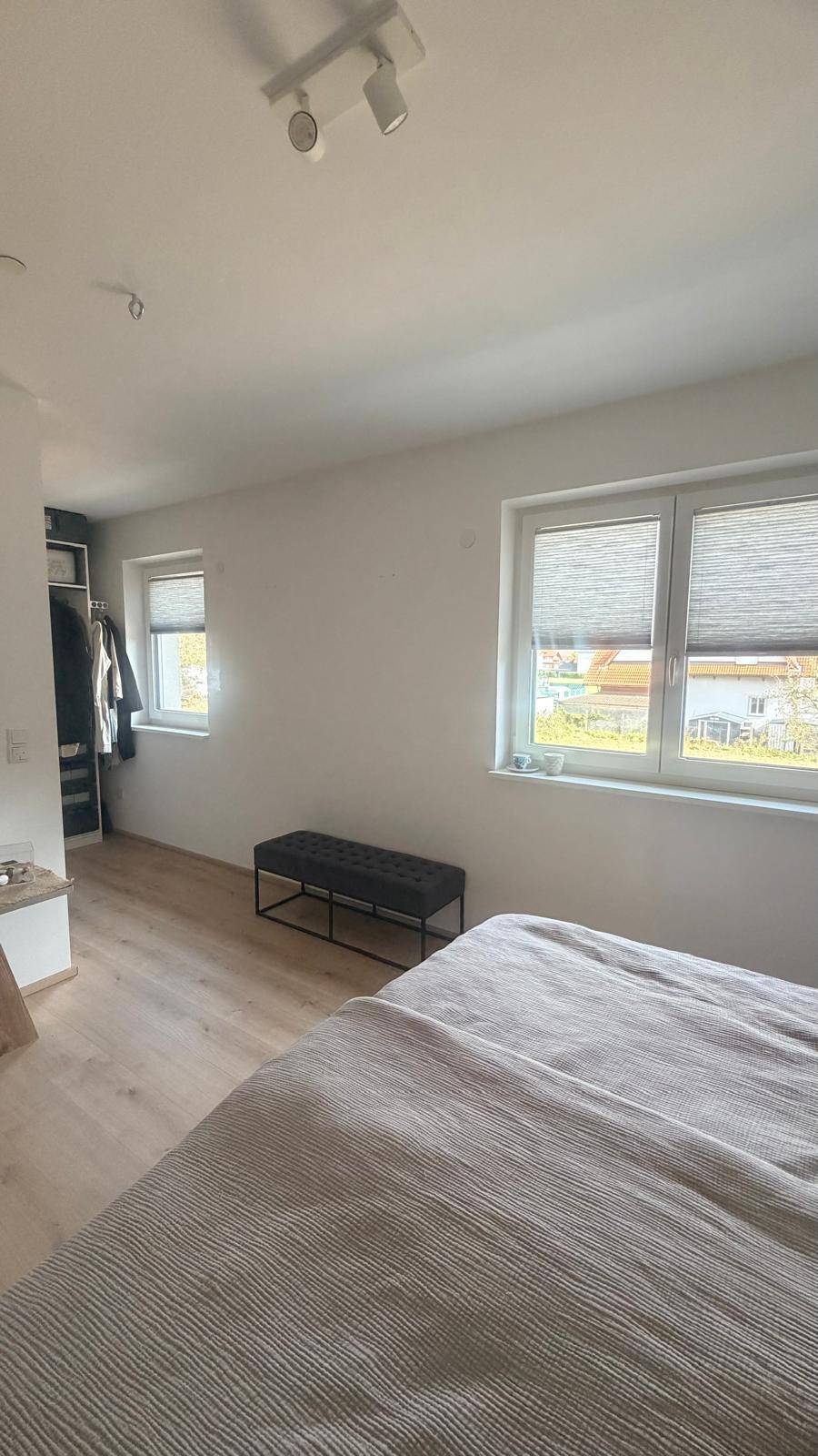 Schlafzimmer mit Schrankraum