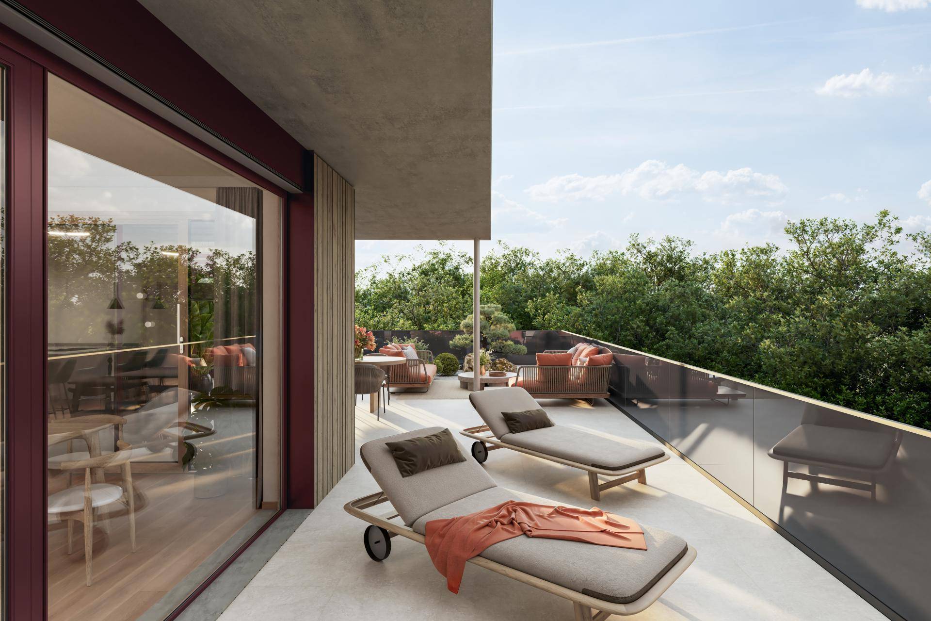 Geräumiger Balkon mit Liegestühlen und Sitzgelegenheiten, ideal zum Entspannen im Freien.