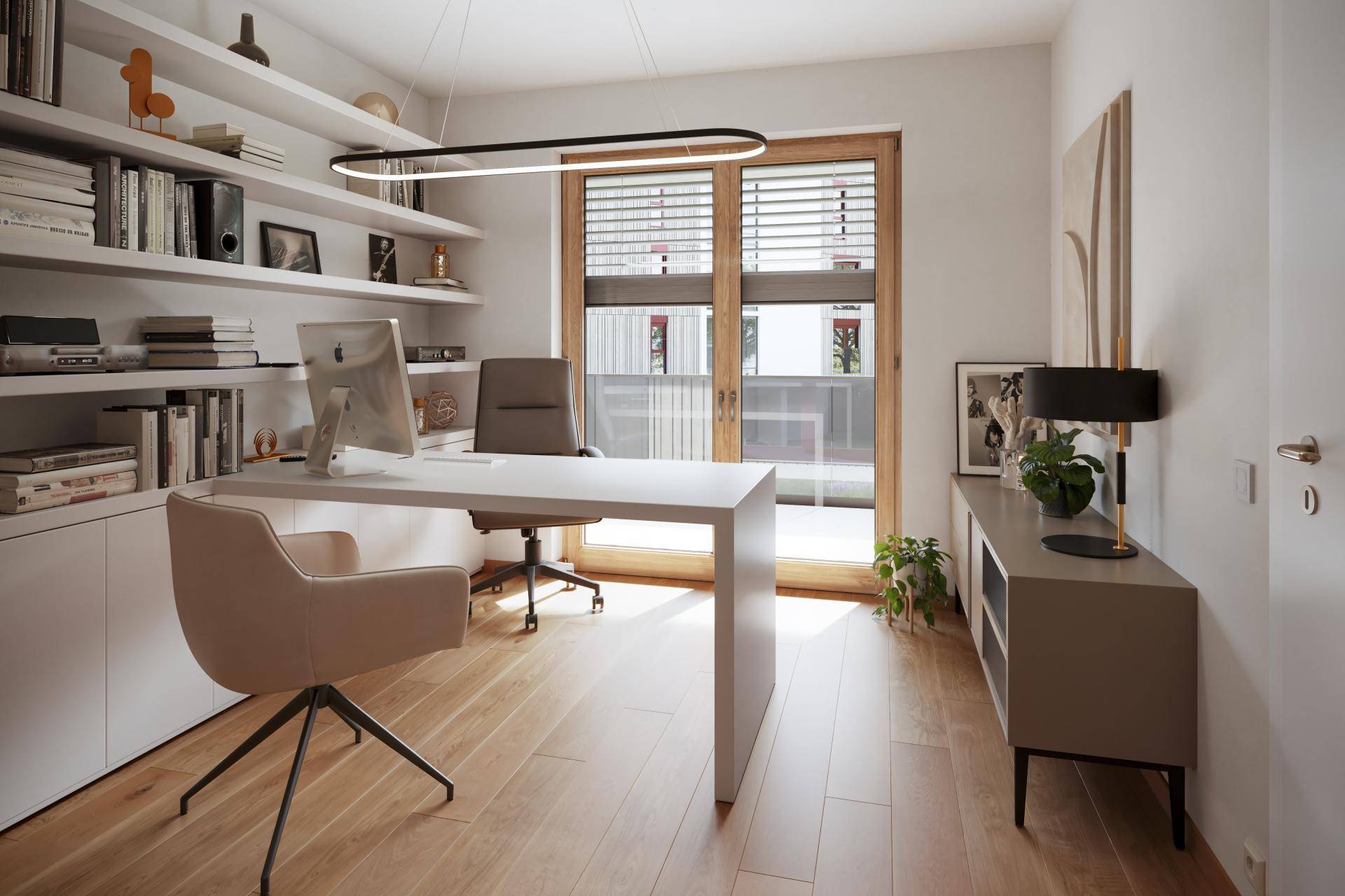 Modernes Arbeitszimmer mit großem Fenster, Einbauregalen und Holzboden.