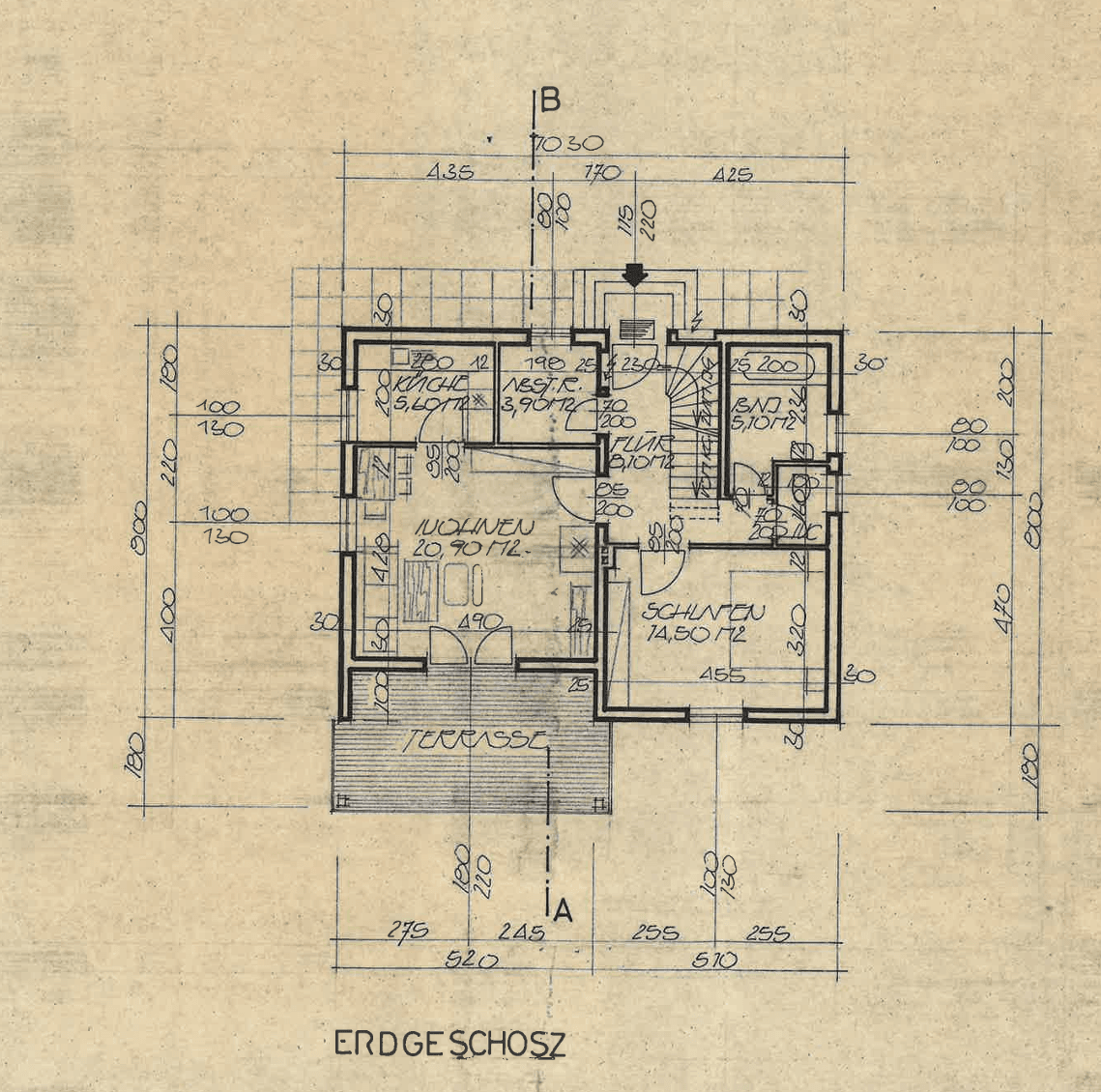 Grundriss des Erdgeschosses mit Wohnzimmer, Küche, Bad und Terrasse.