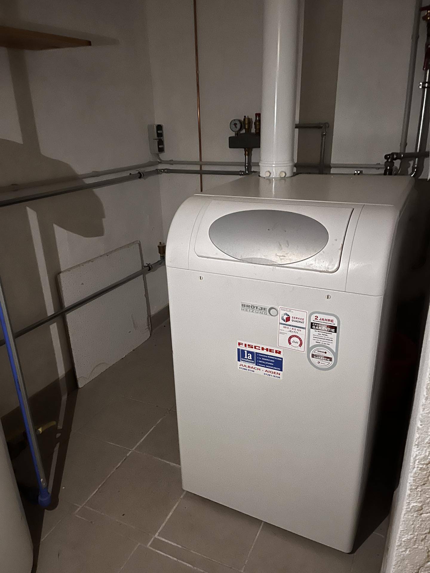 Heizungsraum mit modernem Heizkessel und technischen Installationen.
