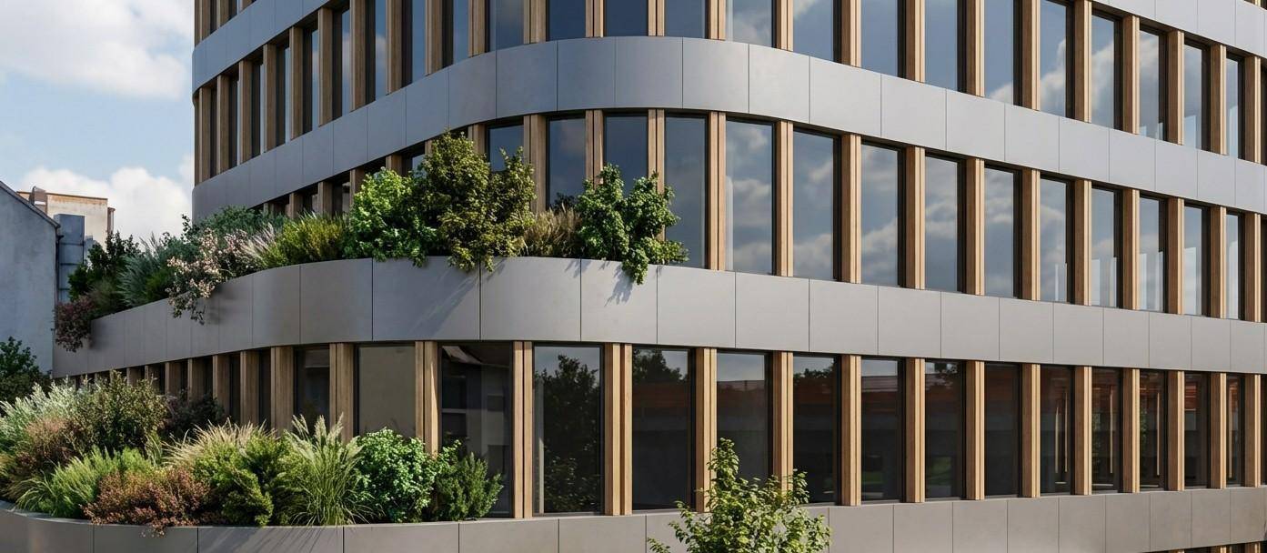 Detailansicht der geschwungenen Fassade mit integrierten Grünflächen und Bepflanzungen auf verschiedenen Ebenen des Gebäudes.