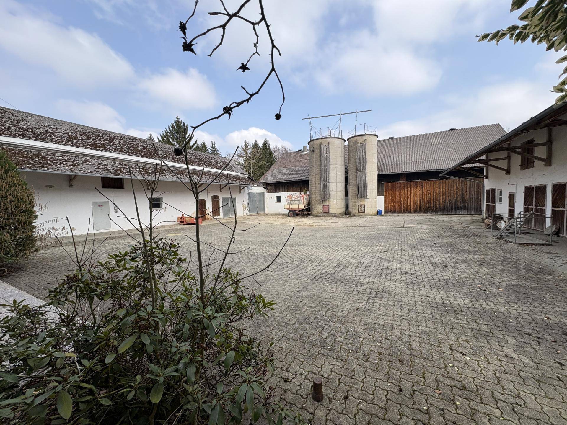 Vierseithof auf ca. 4.200m² Dorfgebietswidmung ohne Nutzgrund - Widok 2
