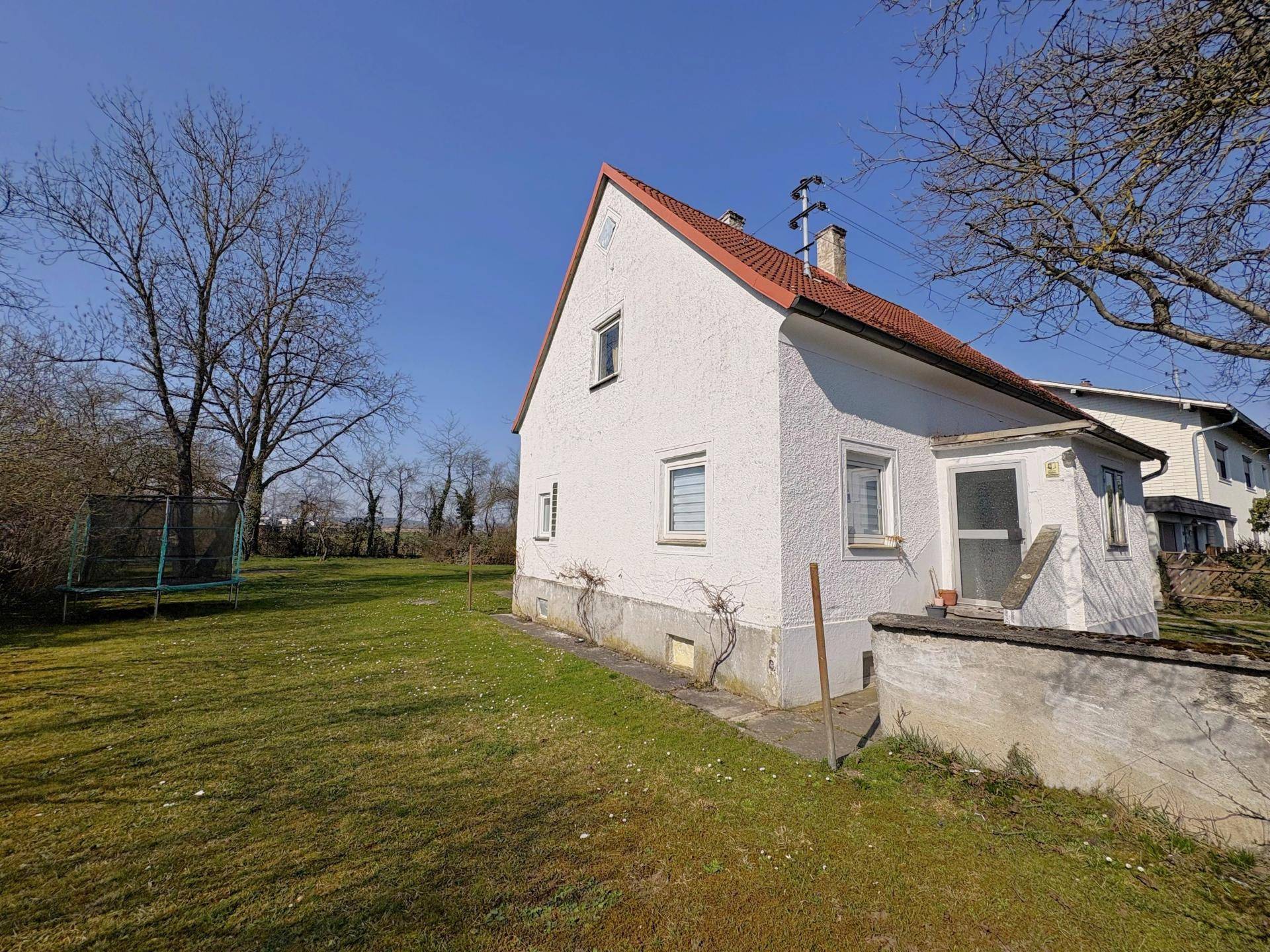 Solides Einfamilienhaus mit idyllischer Ruhe Oase - Ansicht 2