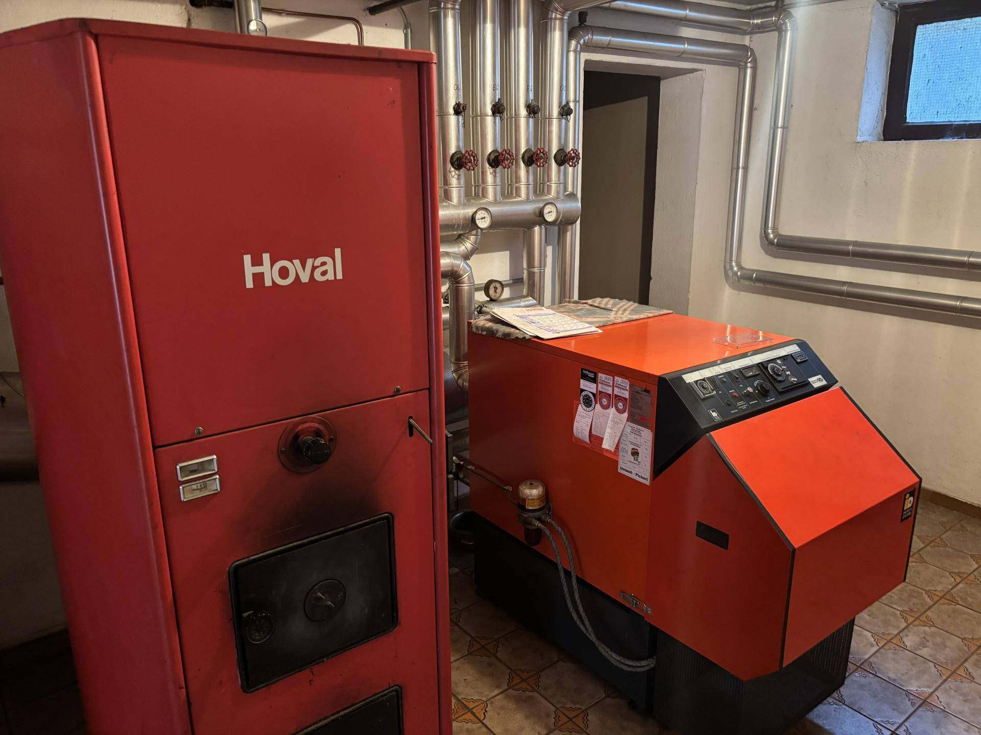 Heizungsraum mit Hoval-Heizkessel und Warmwasseraufbereitung, gut gewartet und funktional.