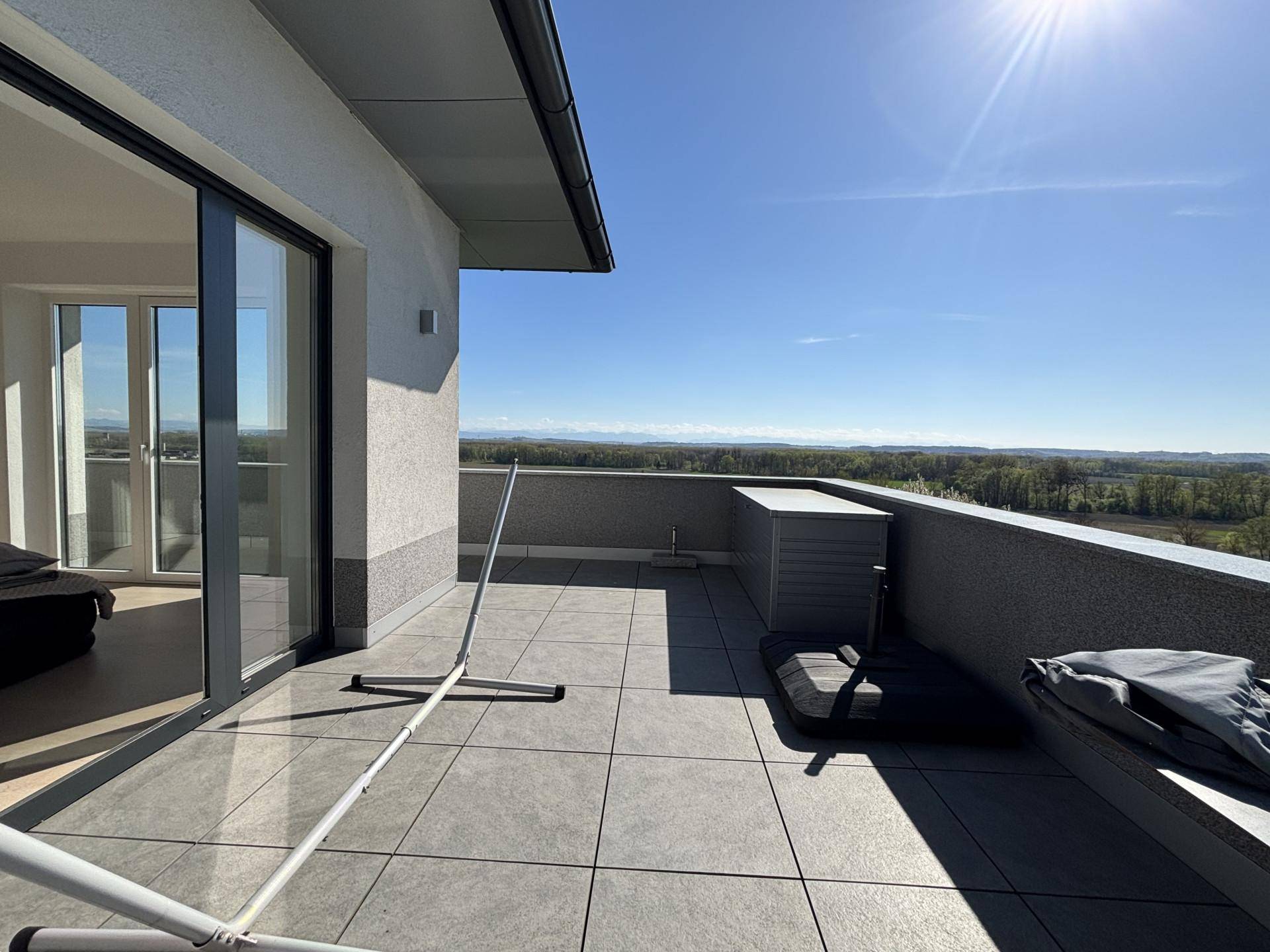 Geräumige Terrasse mit weitem Ausblick, ideal für Entspannung und Wäschetrocknen im Freien.