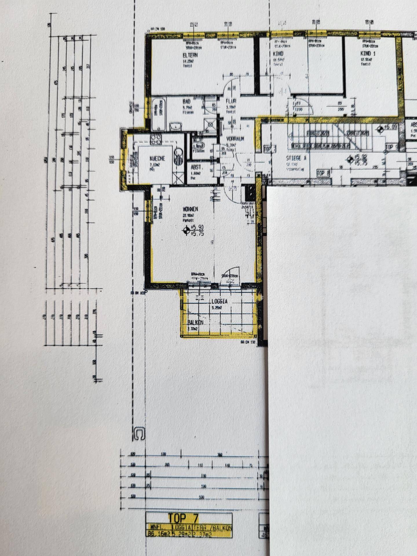 Detaillierter Grundriss der Wohnung mit Aufteilung in Schlafzimmer, Küche und Loggia.