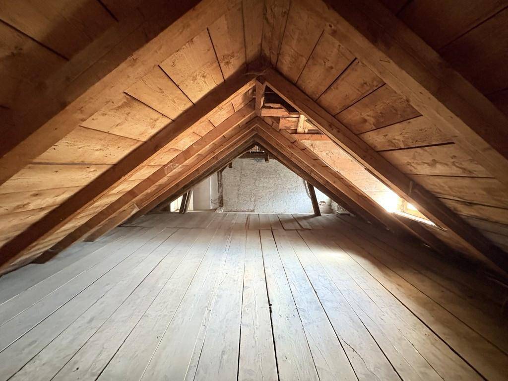 Geräumiger, unausgebauter Dachboden mit beeindruckender Holzkonstruktion des Daches.