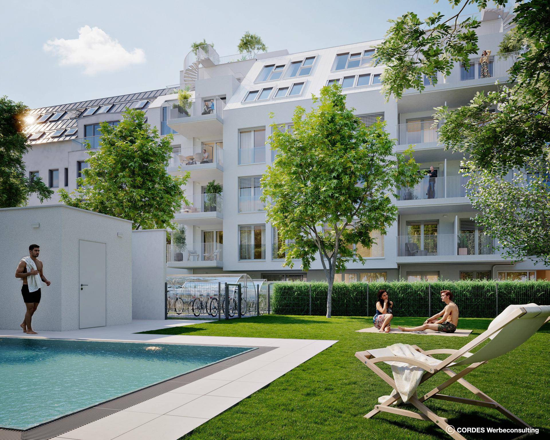 Gemeinschaftlicher Gartenbereich mit Swimmingpool, Liegewiese und Fahrradabstellplätzen hinter dem Gebäude.