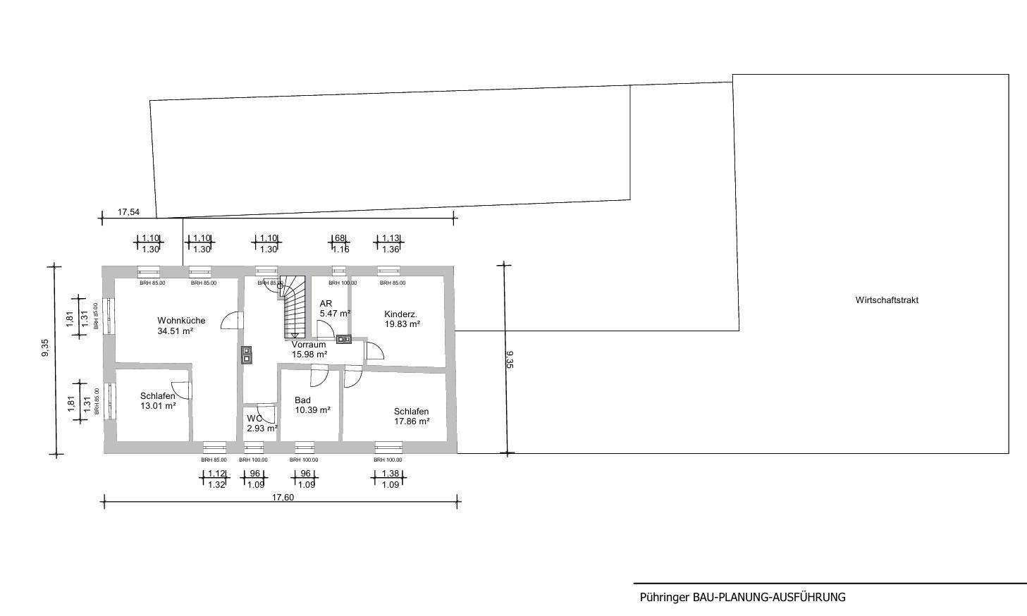 Grundriss zeigt Wohnküche, Schlafzimmer, Kinderzimmer, Bad und Vorraum mit angrenzendem Wirtschaftstrakt.