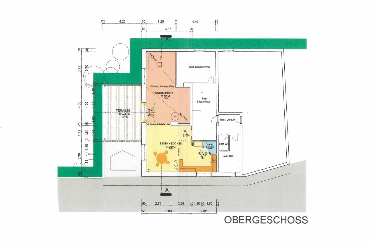 Grundriss des Obergeschosses mit Wohnzimmer, Ess-Küche und Terrasse.