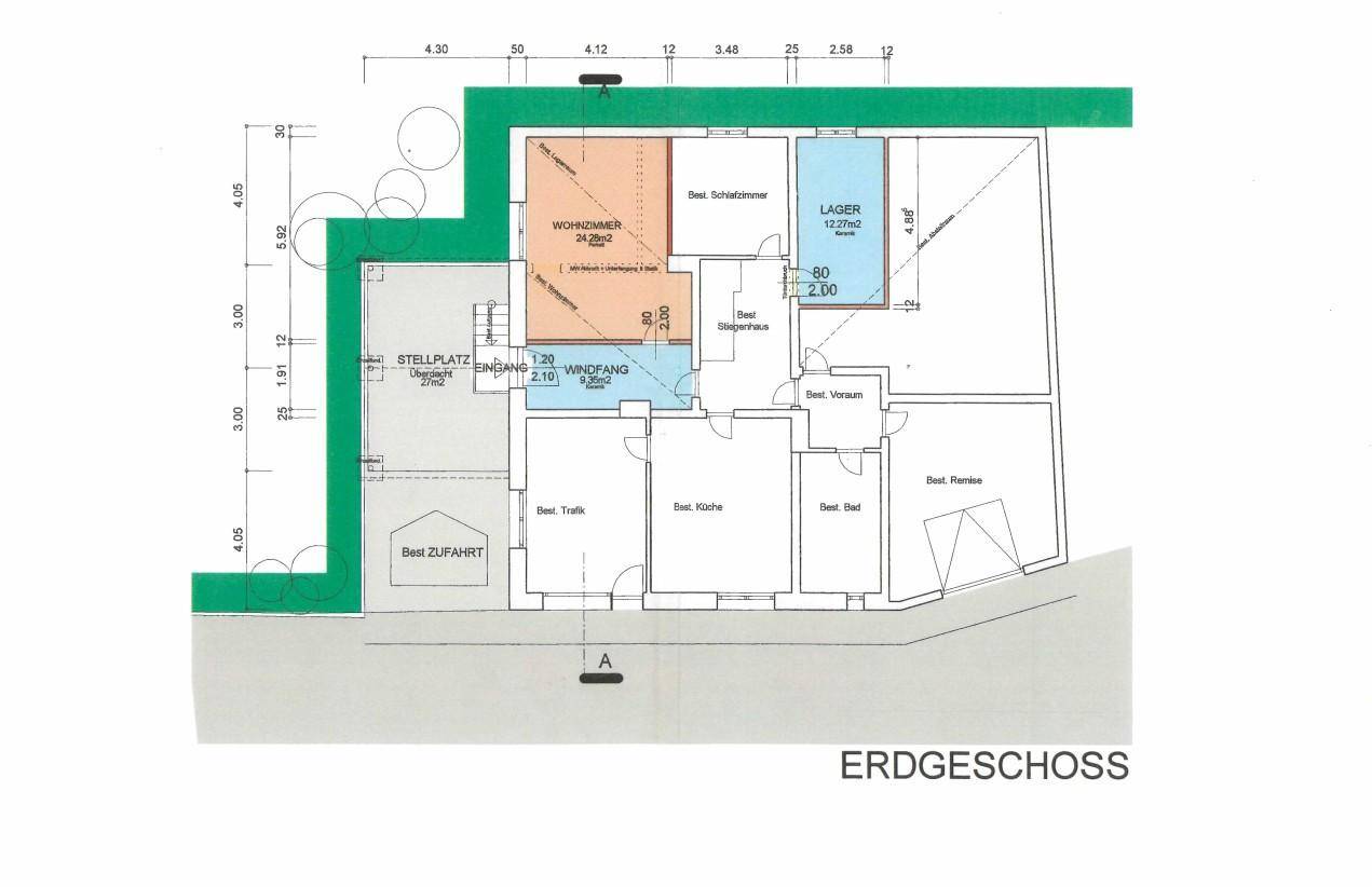Grundriss des Erdgeschosses mit Wohnzimmer, Schlafzimmer und Lagerflächen.