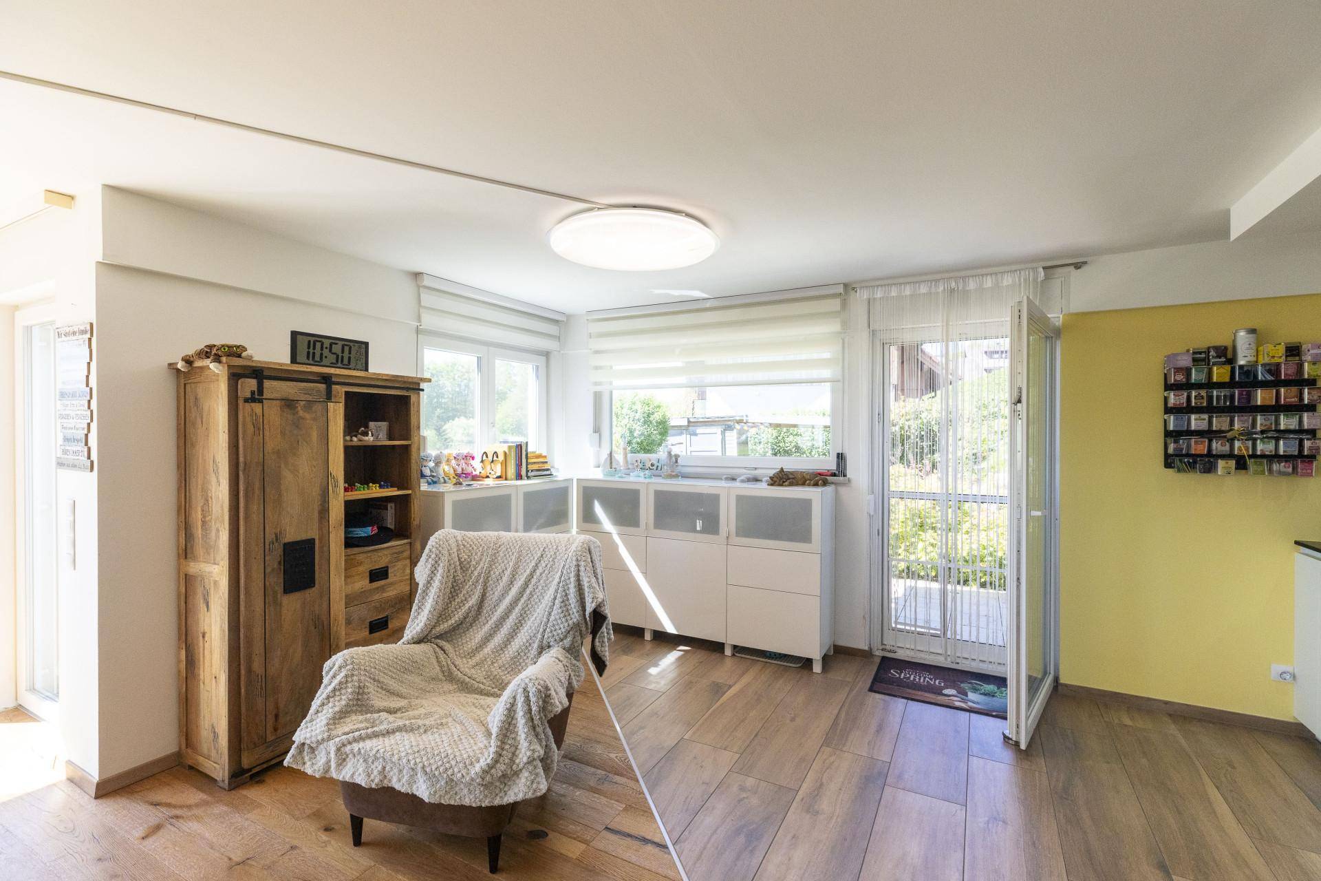 Familienhaus mit großer PV-Anlage und guter Verkehrsanbindung - Ansicht 5