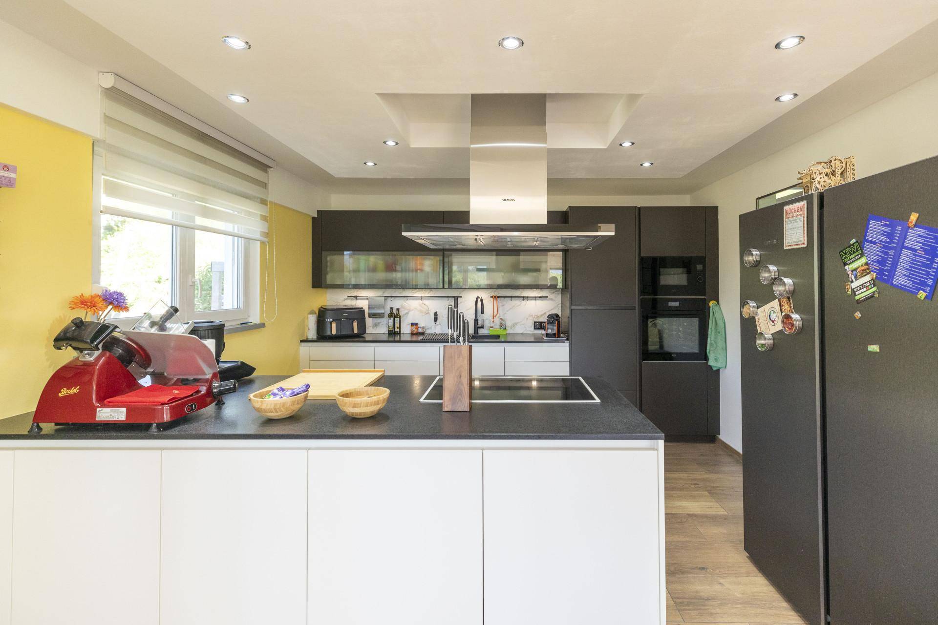 Familienhaus mit großer PV-Anlage und guter Verkehrsanbindung - Ansicht 6