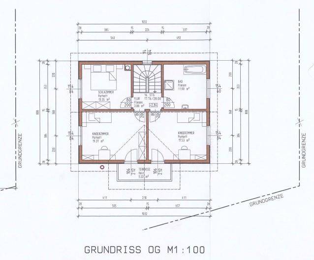 Grundriss des Obergeschosses mit drei Schlafzimmern, Bad und Zugang zur Terrasse.