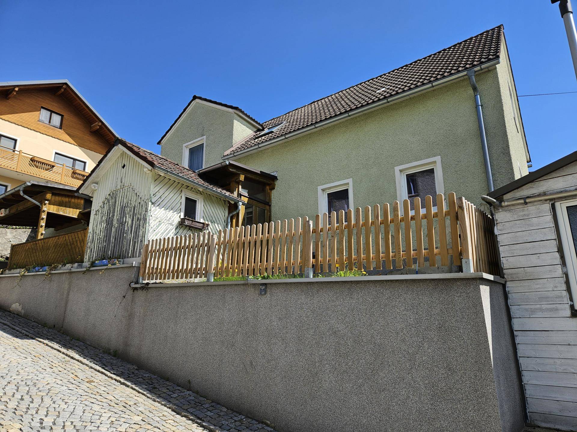 Kleines Markthaus mit Carport und kleinem Garten - Ansicht 2