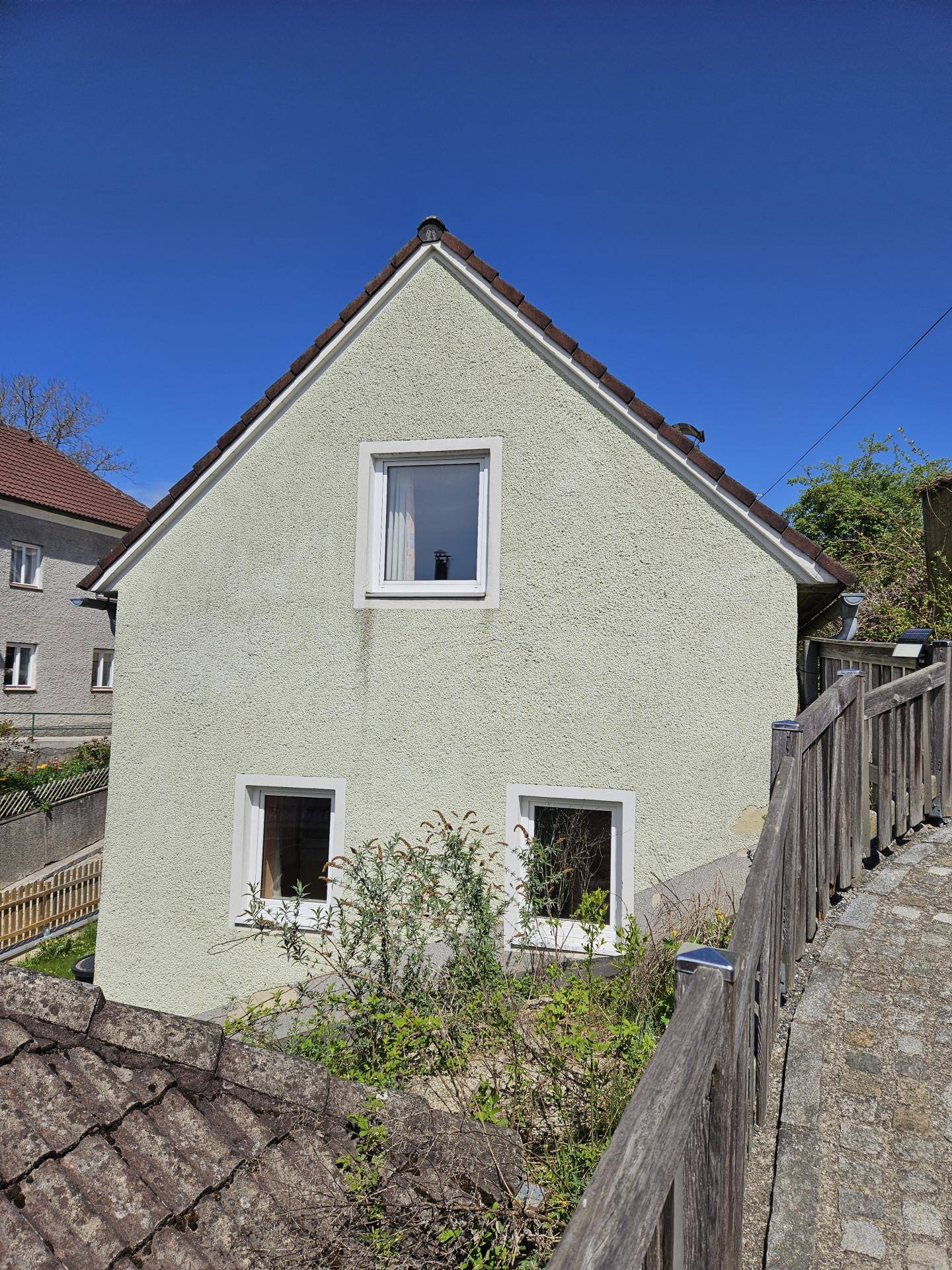 Kleines Markthaus mit Carport und kleinem Garten - Ansicht 3
