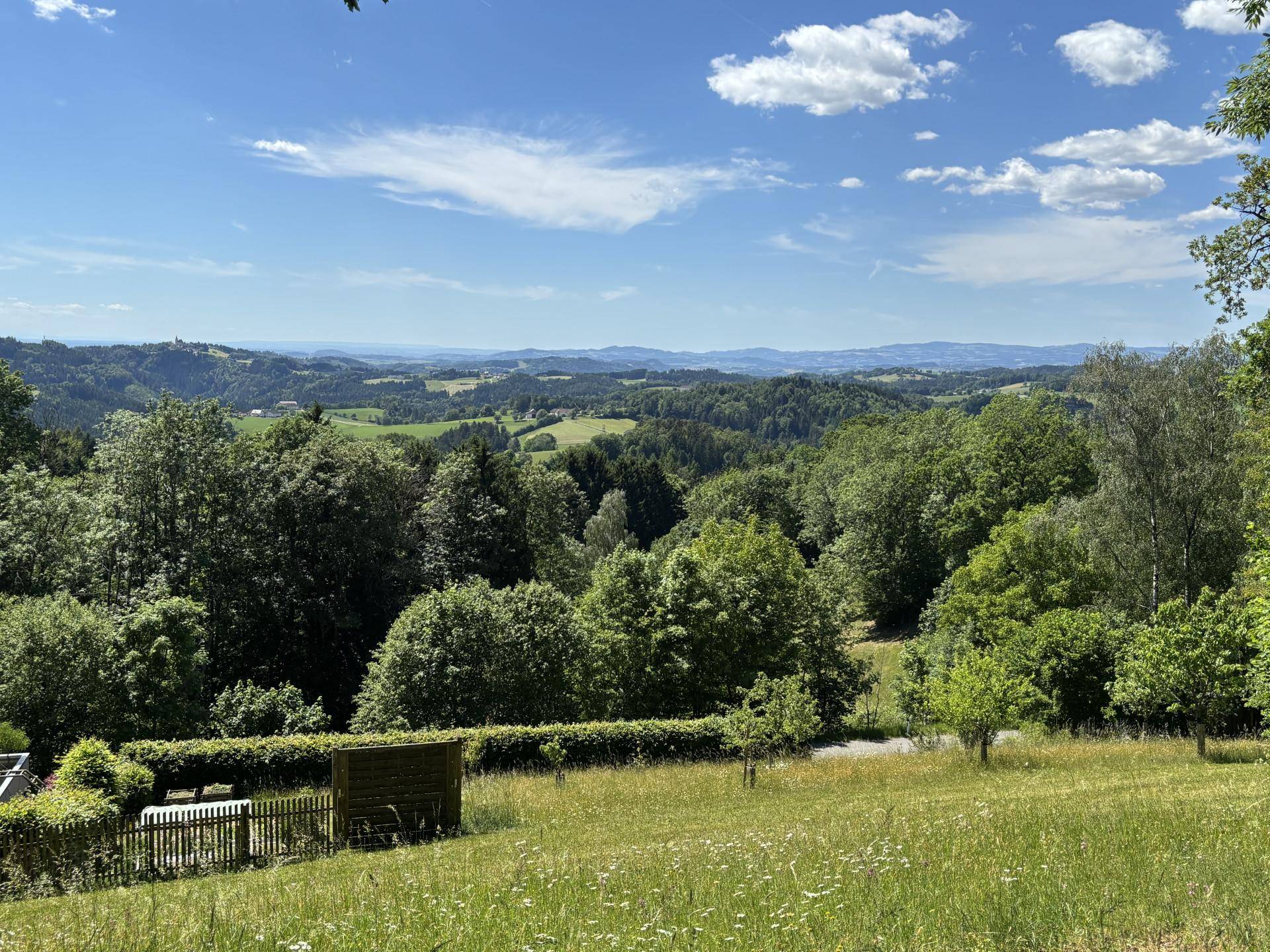 Herrlicher Weitblick über die malerische Landschaft mit üppigen Wäldern und weiten Feldern.