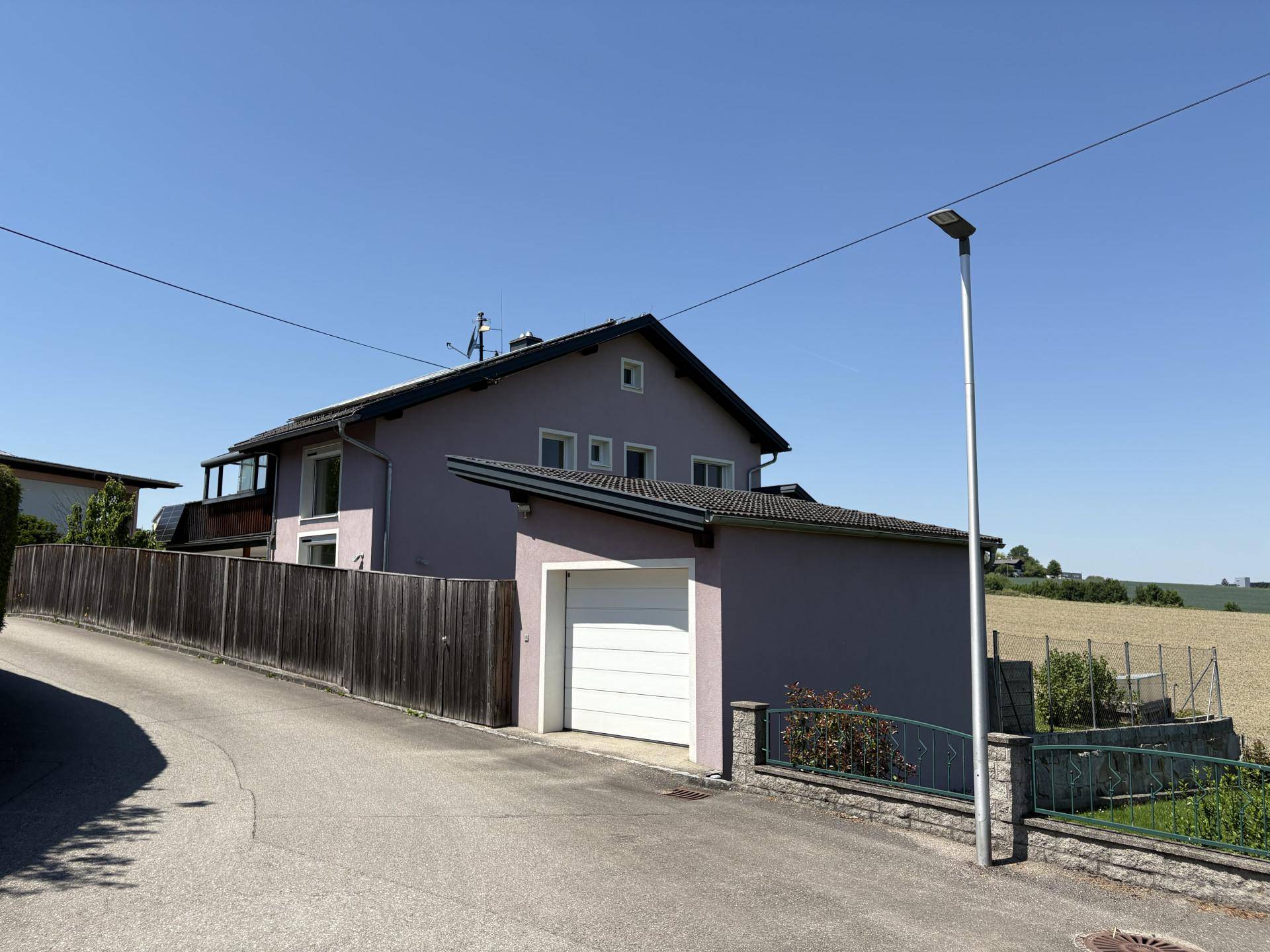 Ansicht des Hauses von der Straße mit Garage und gepflegter Außenanlage.