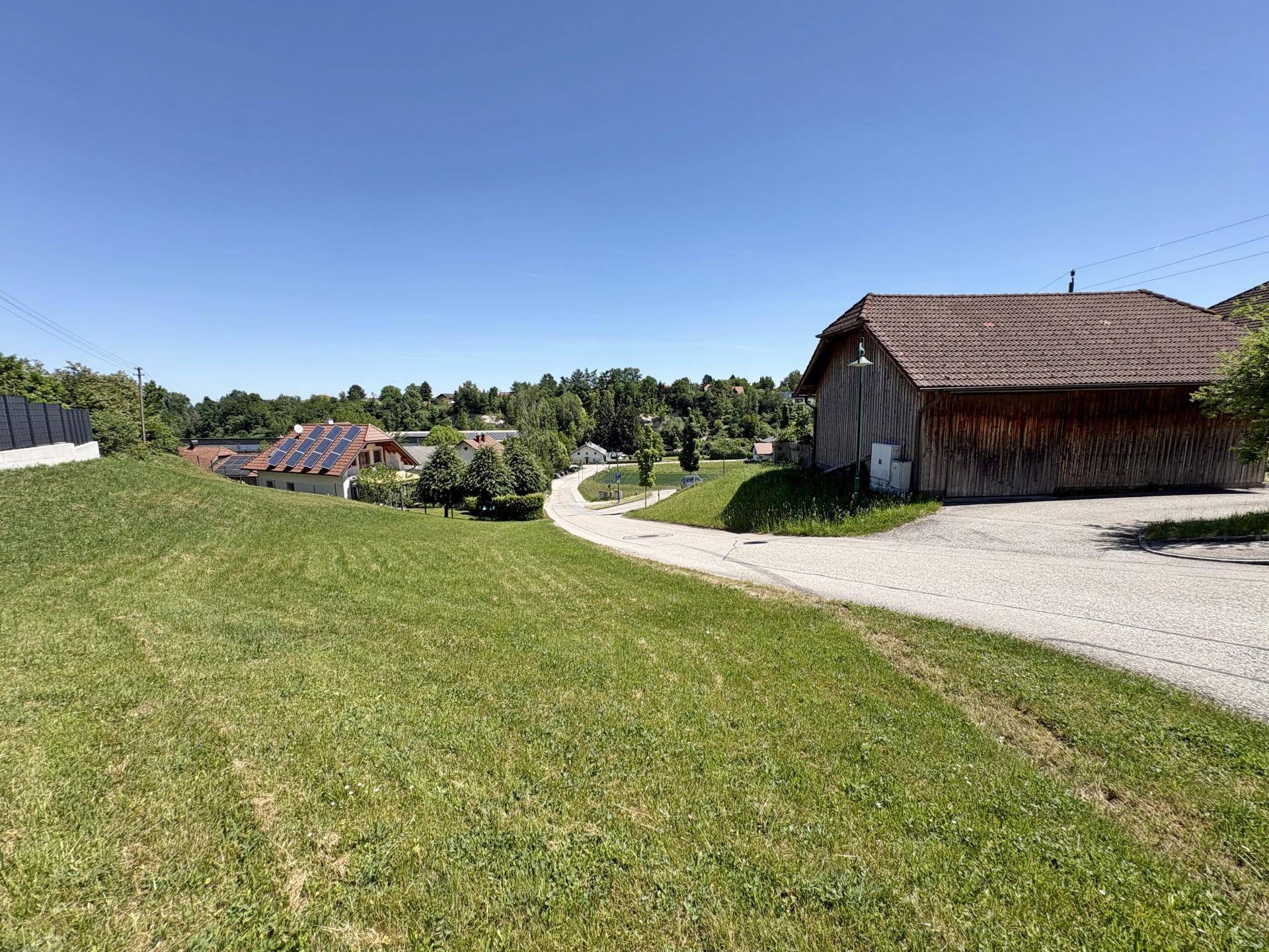 Sonniges Baugrundstück mit Aussicht in Eberstalzell - Ansicht 2