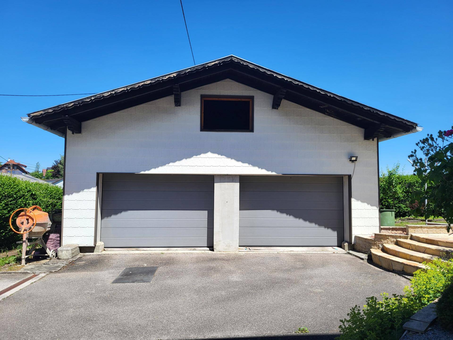 Freistehende Doppelgarage mit zwei Toren und Satteldach.