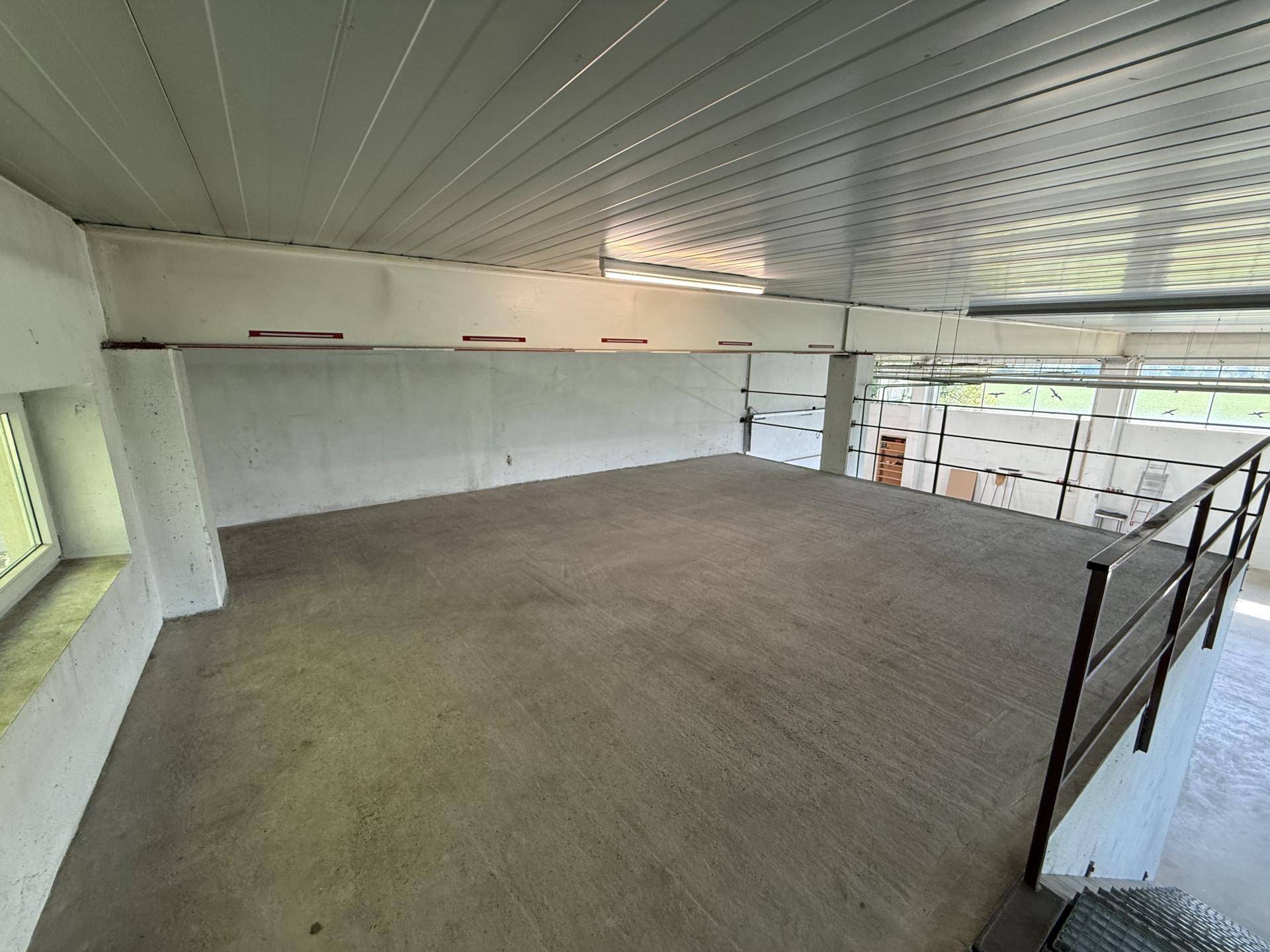 Mezzanine-Ebene in einem Lagerraum mit Betonboden und Blick auf den unteren Bereich.