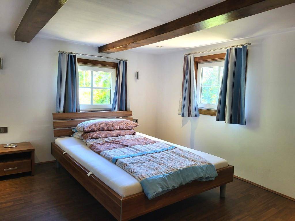 Charmantes Holzhaus mit Potenzial in ländlicher Lage – další