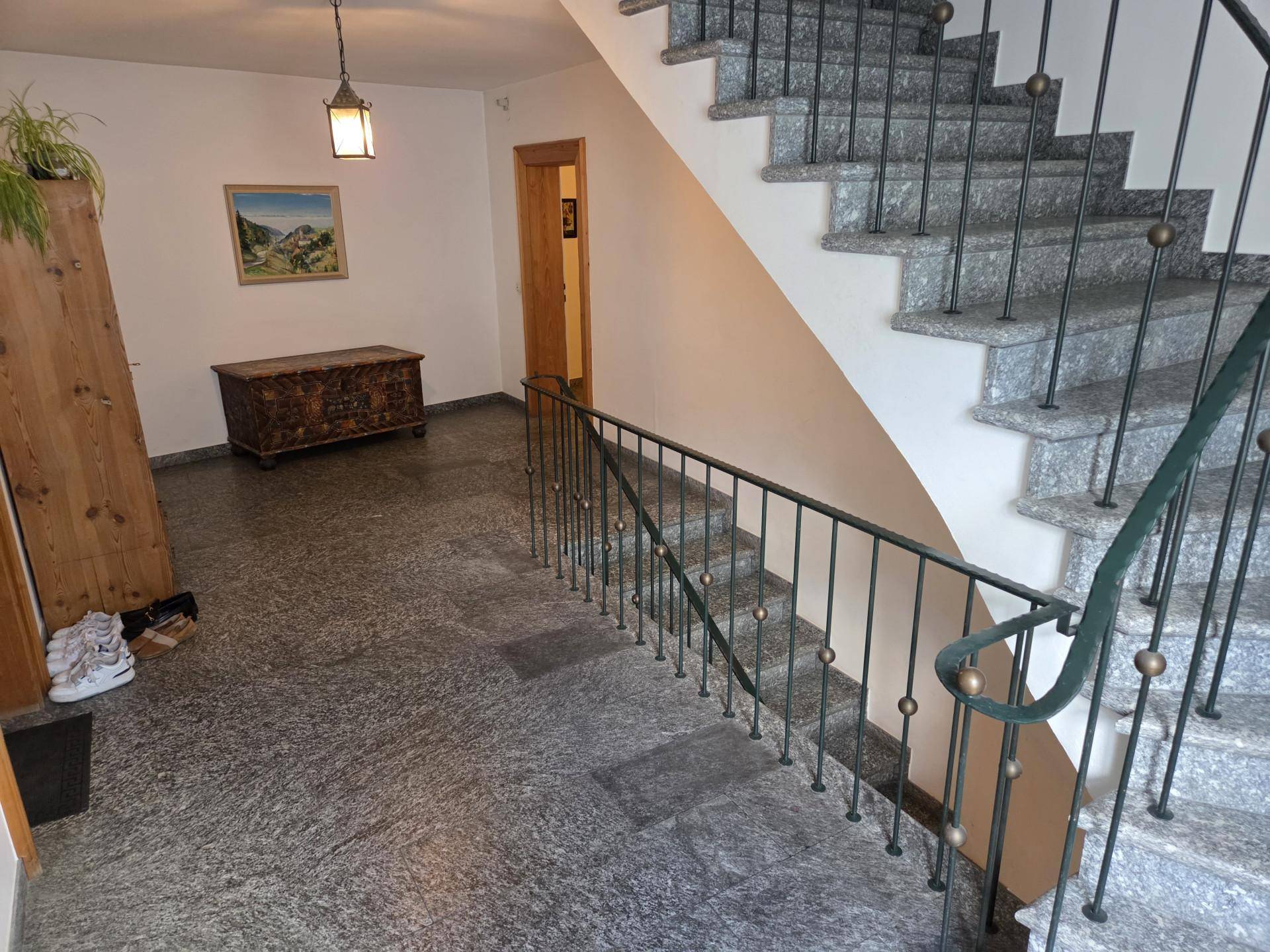 Treppenhaus mit Granitstufen und schmiedeeisernem Geländer, führt zu den oberen Etagen.