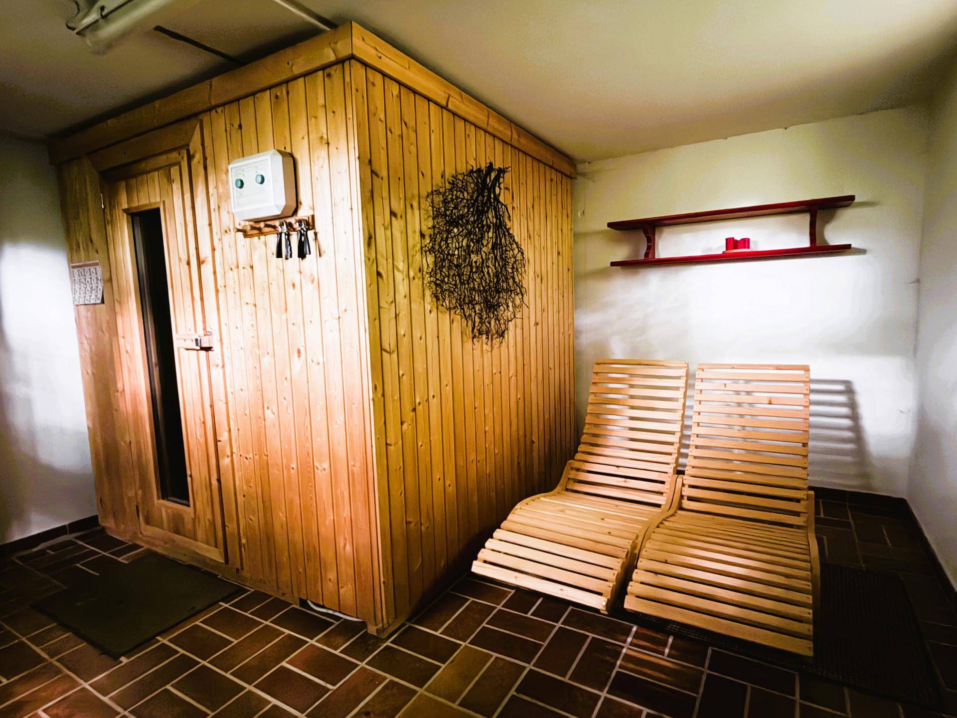 Private Sauna mit Holzverkleidung und Liegen, ideal zur Entspannung und Erholung.