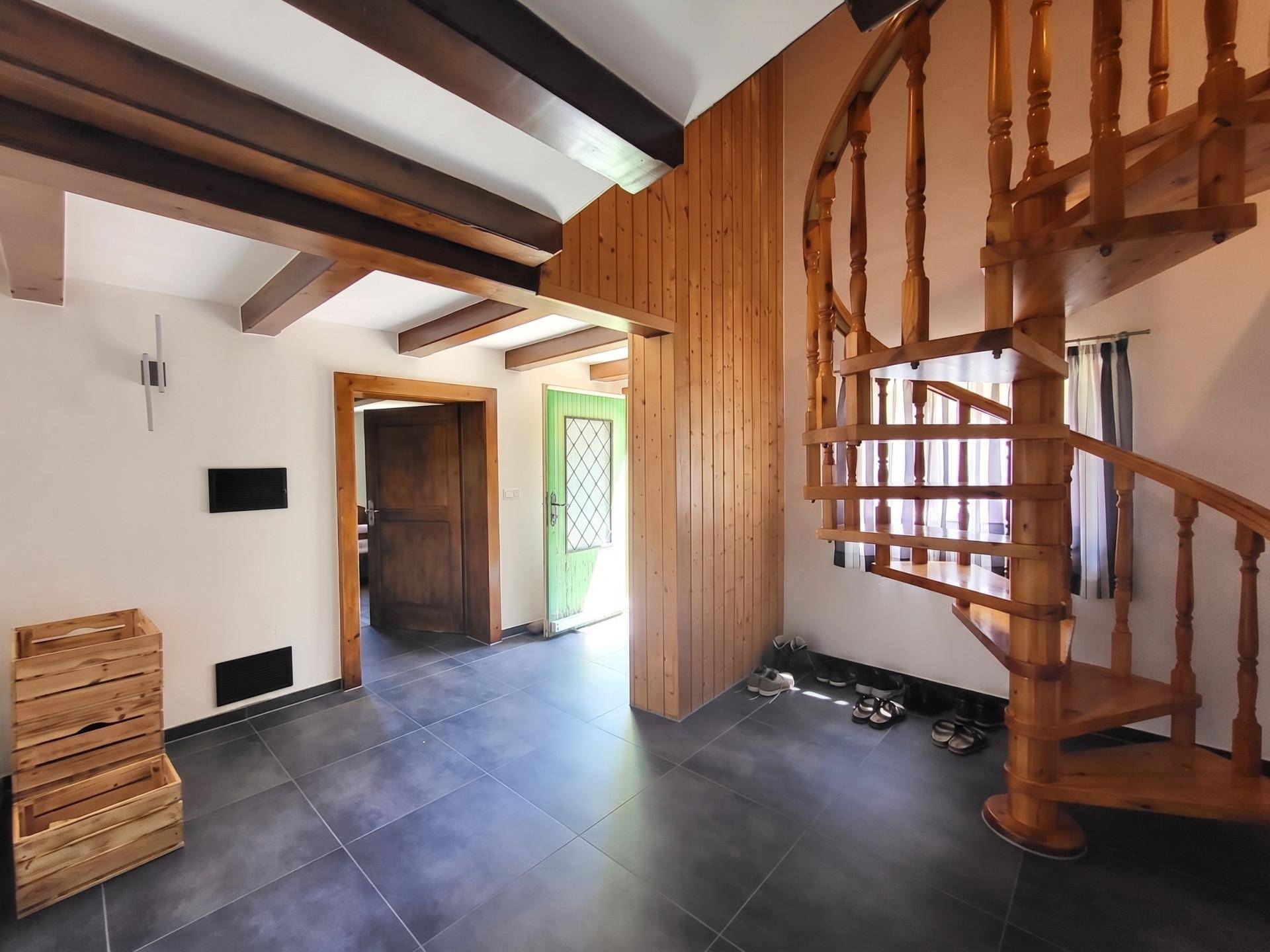 Charmantes Holzhaus mit Potenzial in ländlicher Lage – pohled 2