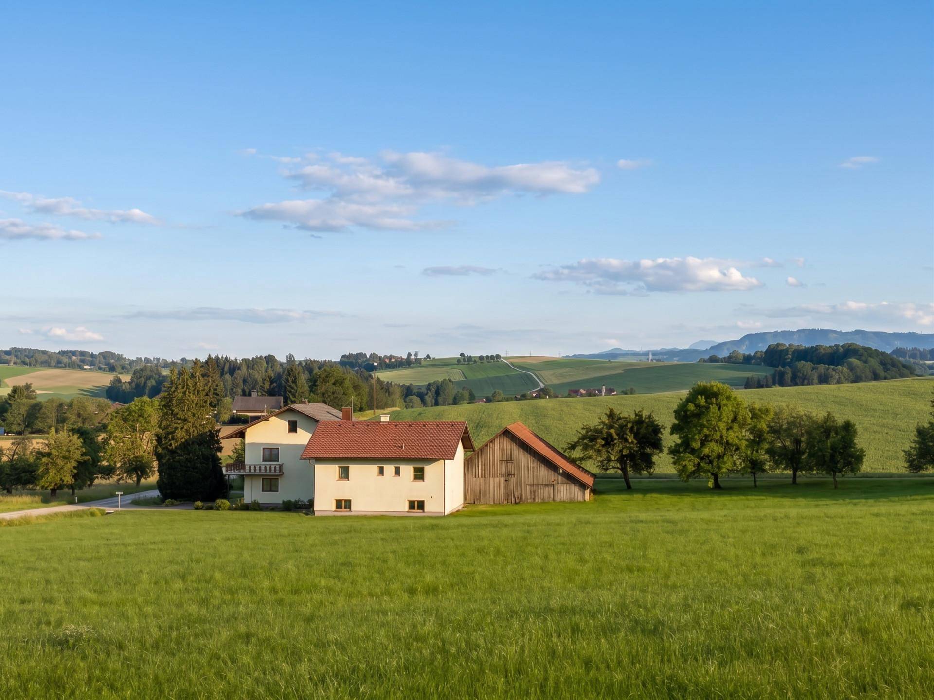 Weitläufiges Anwesen mit mehreren Gebäuden und weitem Blick über die hügelige Landschaft.
