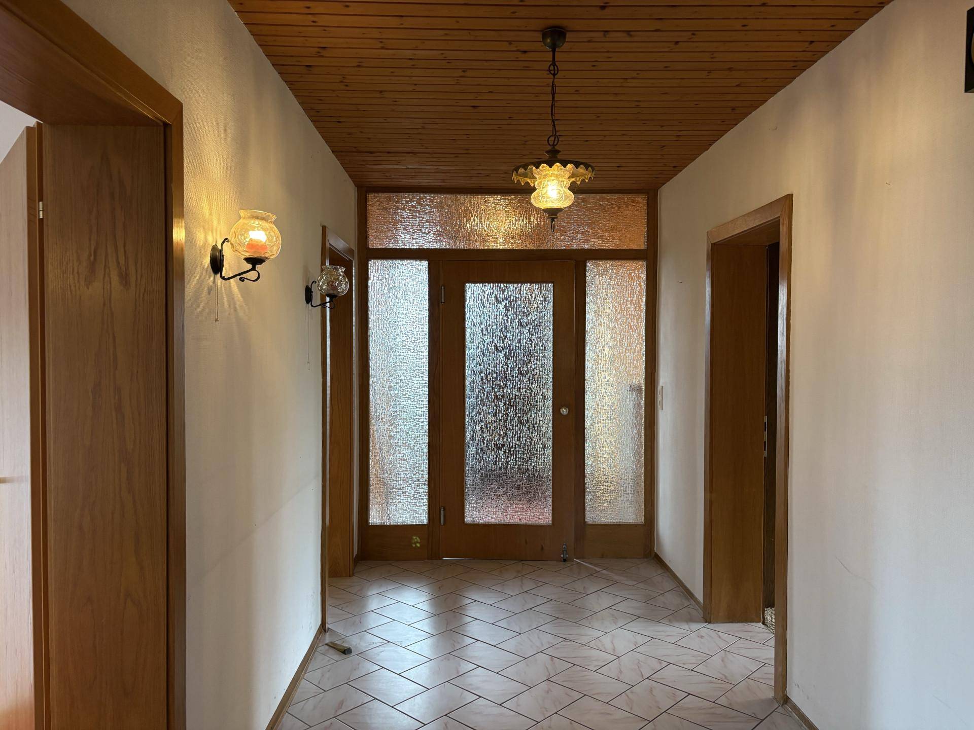 Zweifamilienhaus mit Potenzial in attraktiver Lage nahe Ried im Innkreis - Więcej