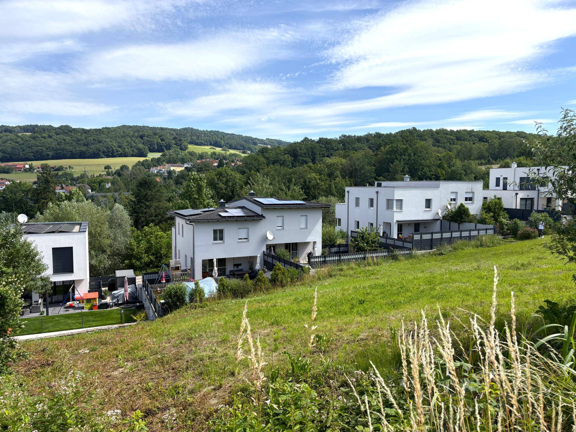 Aussichtslage. Unverbaubar. Siedlungslage- Baugrundstück auch für Bauträger geeignet! – pohled 3