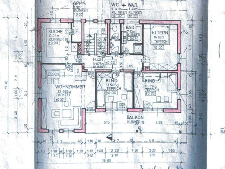 Grundriss einer Wohnung mit Wohnzimmer, Küche, drei Schlafzimmern, Bad, separatem WC und Balkon.