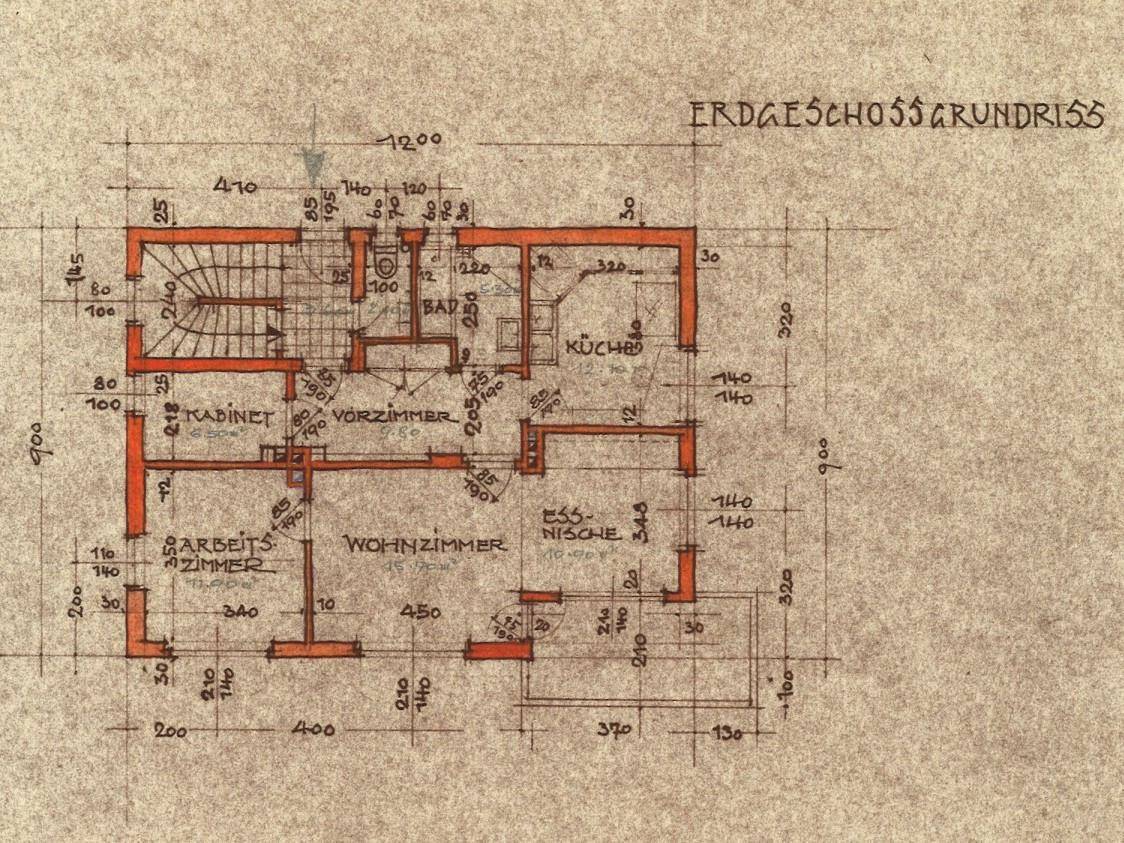 Grundriss des Erdgeschosses mit Wohnzimmer, Küche, Bad und Treppenaufgang.