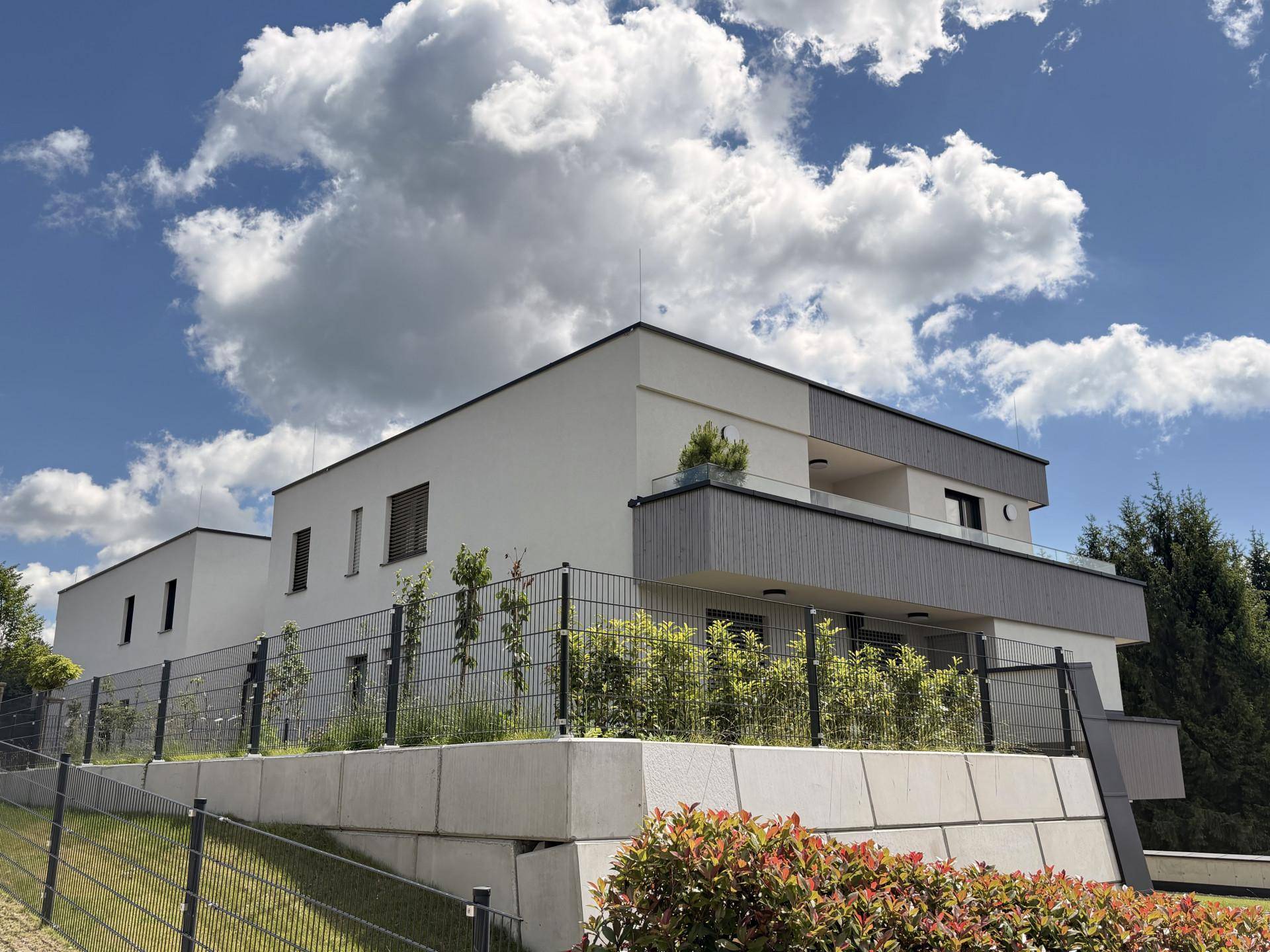 Moderne Architektur mit klaren Linien und gepflegter Außenanlage.
