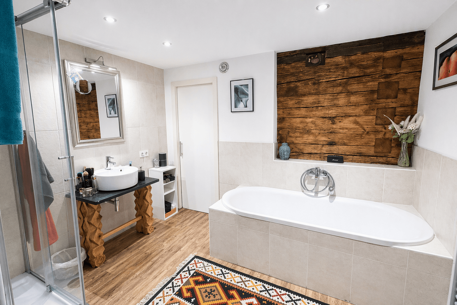 Modernes Badezimmer mit Badewanne, begehbarer Dusche und Holzdetails an der Wand.