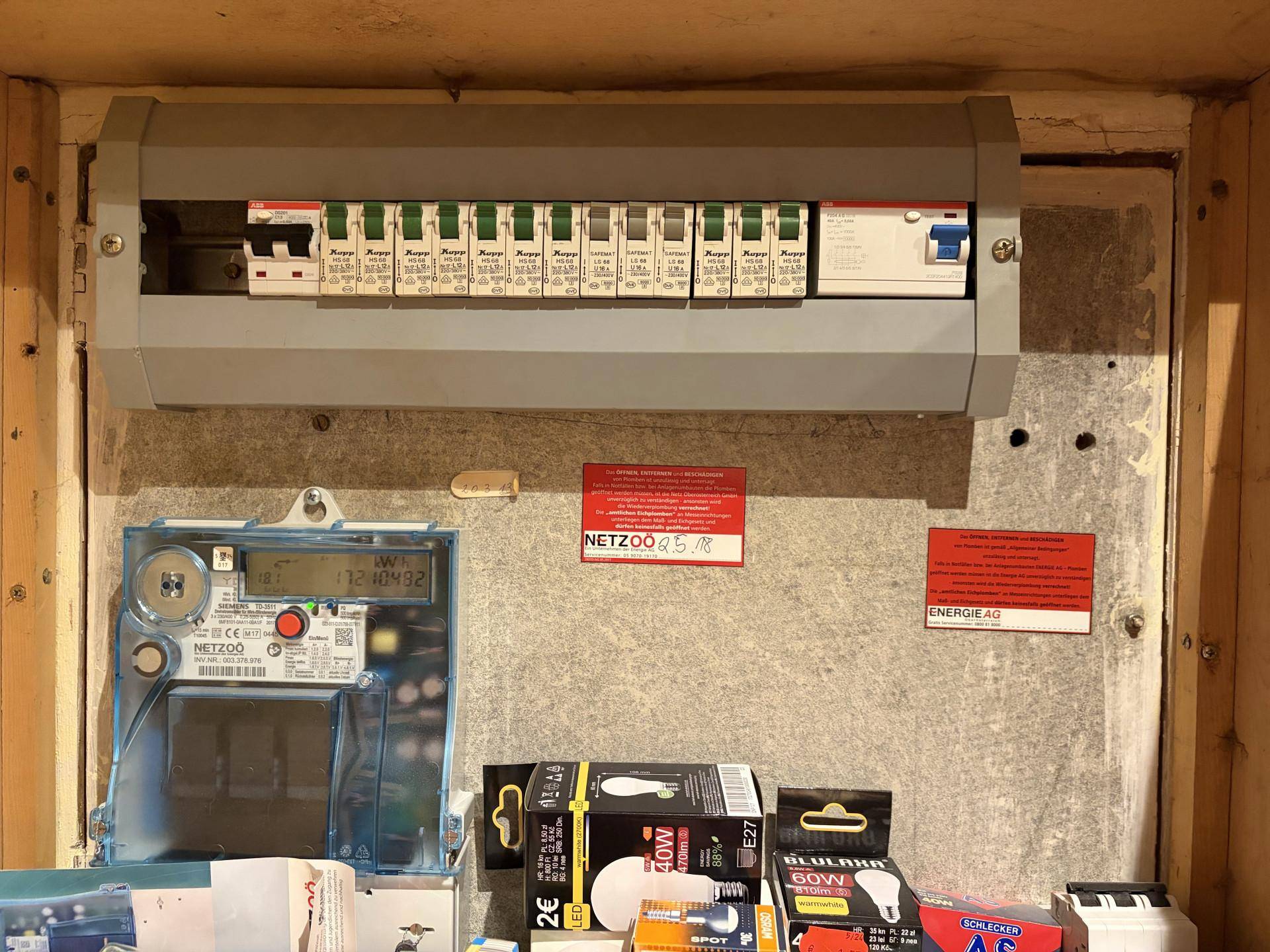 Elektrischer Sicherungskasten und Zähler im Kellerbereich des Hauses.