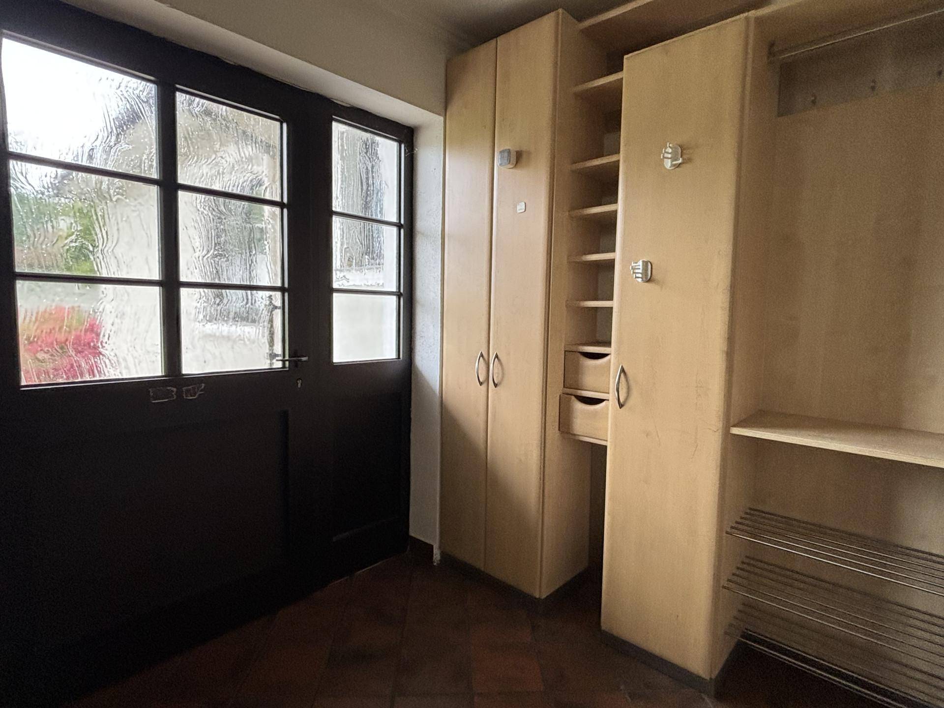 Eingangsbereich mit Einbauschränken und Regalen für Garderobe und Schuhe.