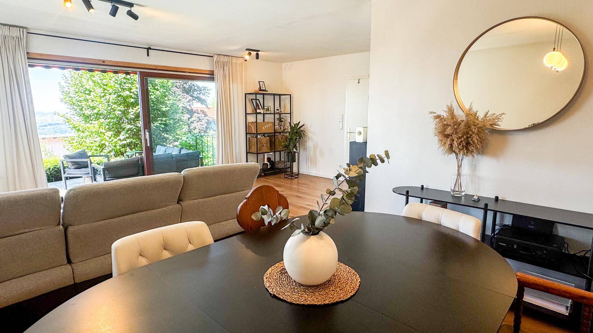 Heller Wohn- und Essbereich mit Zugang zur Terrasse und modernem Esstisch.