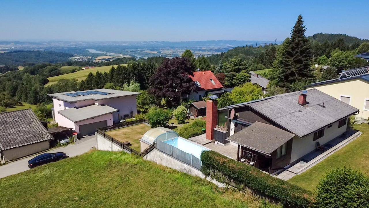 Luftaufnahme eines Anwesens mit Pool und weitem Blick über die hügelige Landschaft.