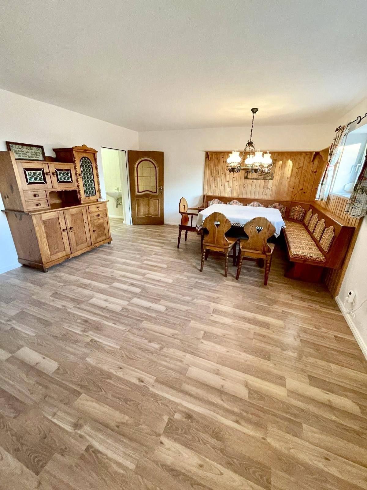 Traditioneller Essbereich mit Holztäfelung, rustikalen Möbeln und gemütlicher Eckbank.
