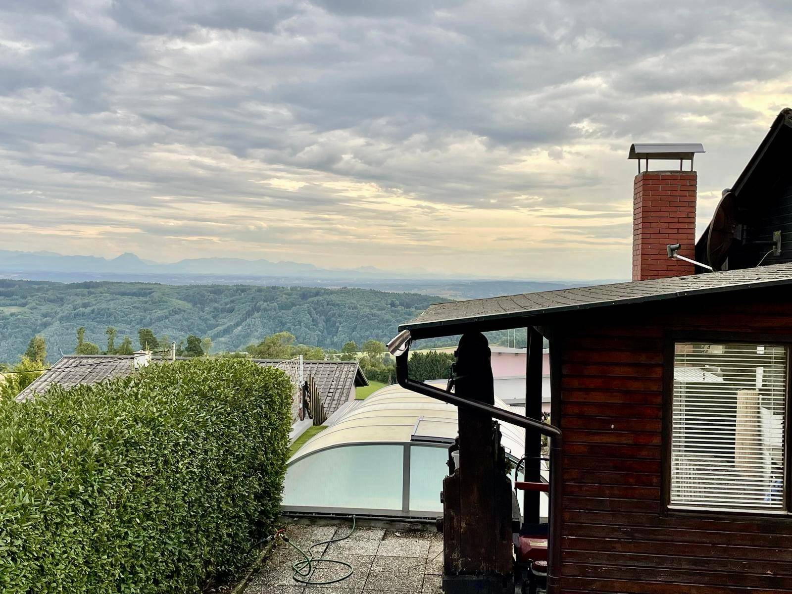 Panoramablick über die hügelige Landschaft von der Terrasse des Hauses.