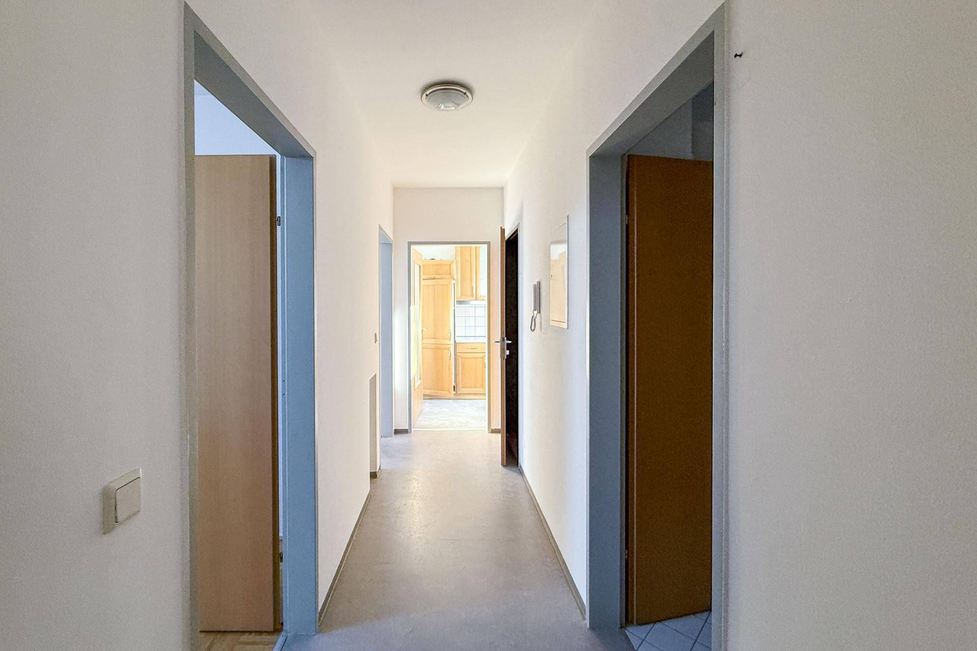 Heller Flur mit mehreren Türen, der die verschiedenen Räume der Wohnung verbindet.