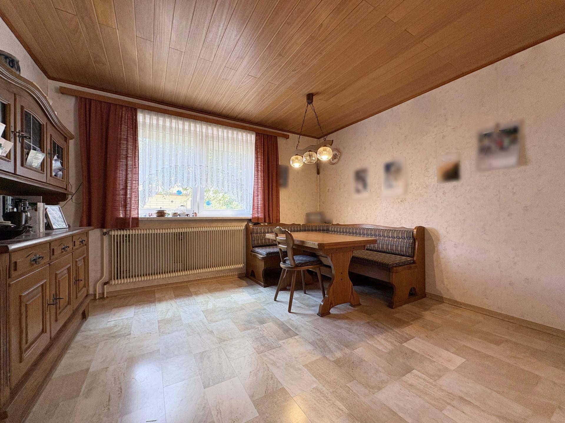 Gemütlicher Essbereich mit Holztäfelung an der Decke, traditionellen Möbeln und gefliestem Boden.