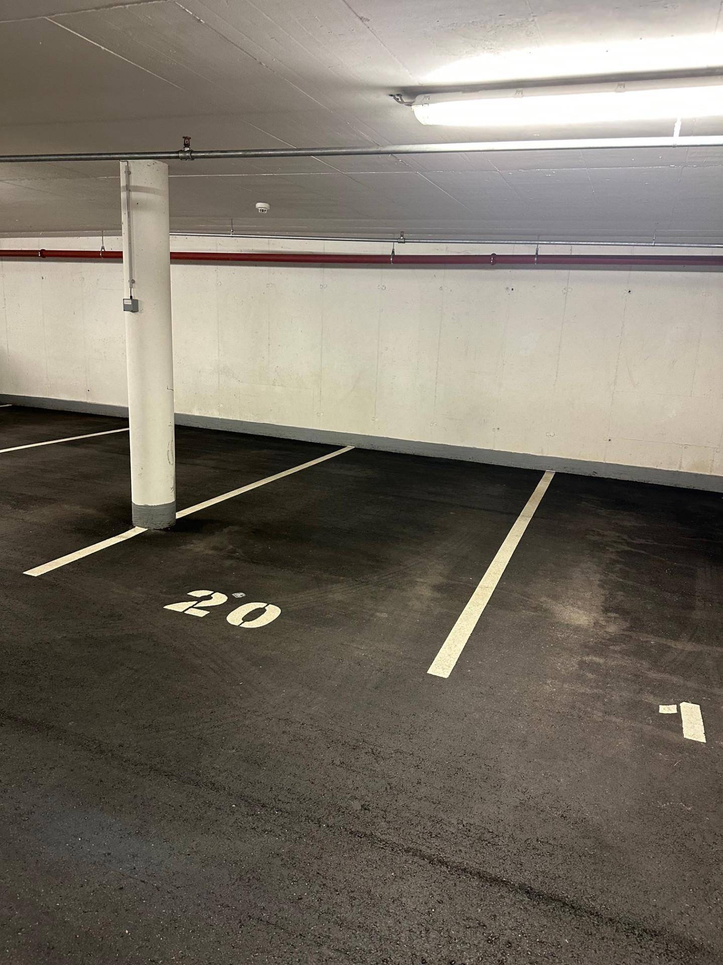 Geräumiger Tiefgaragenstellplatz Nummer 20 mit angrenzendem Stellplatz und guter Beleuchtung.