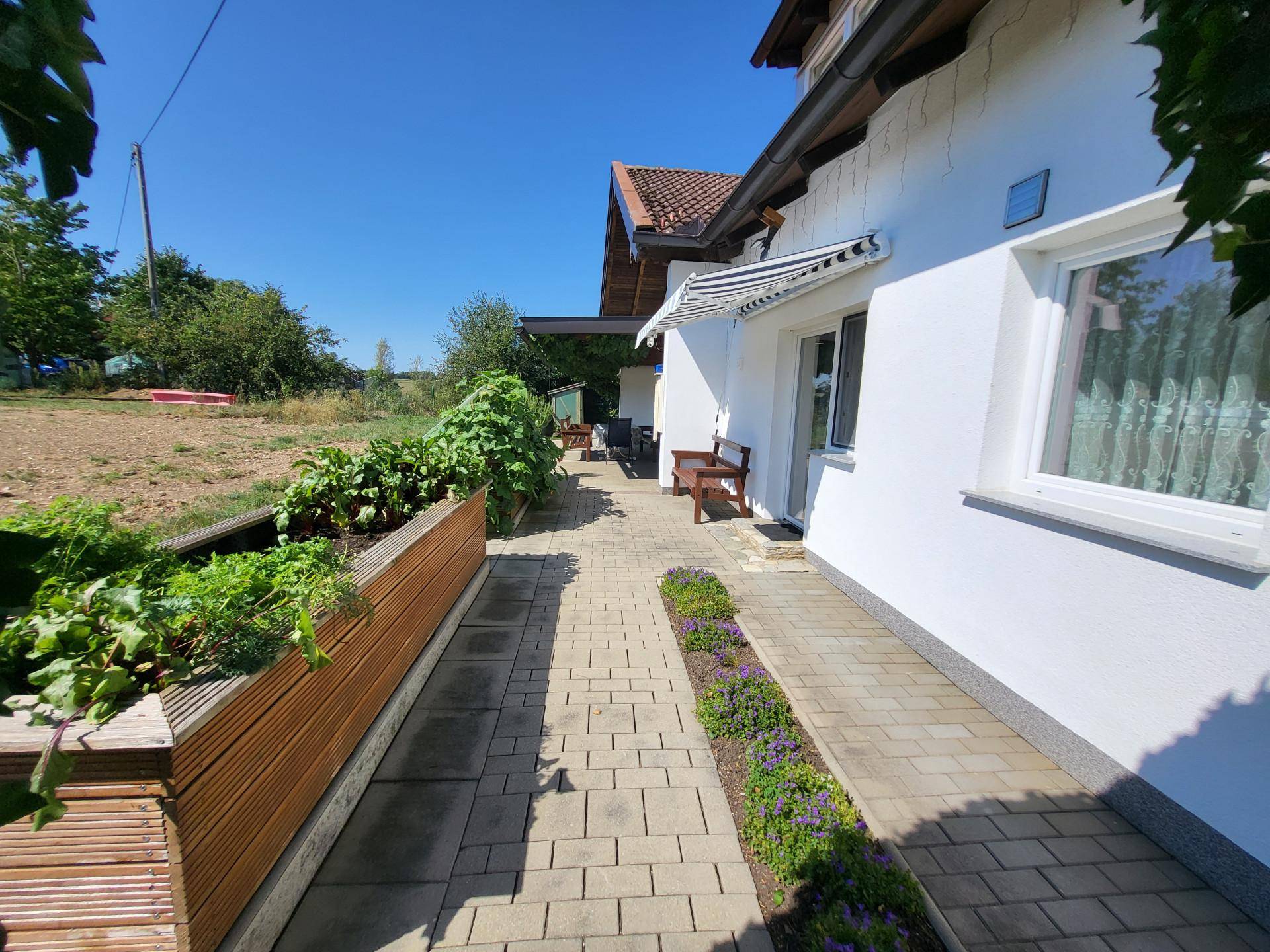 Zugang Terrasse und Garten