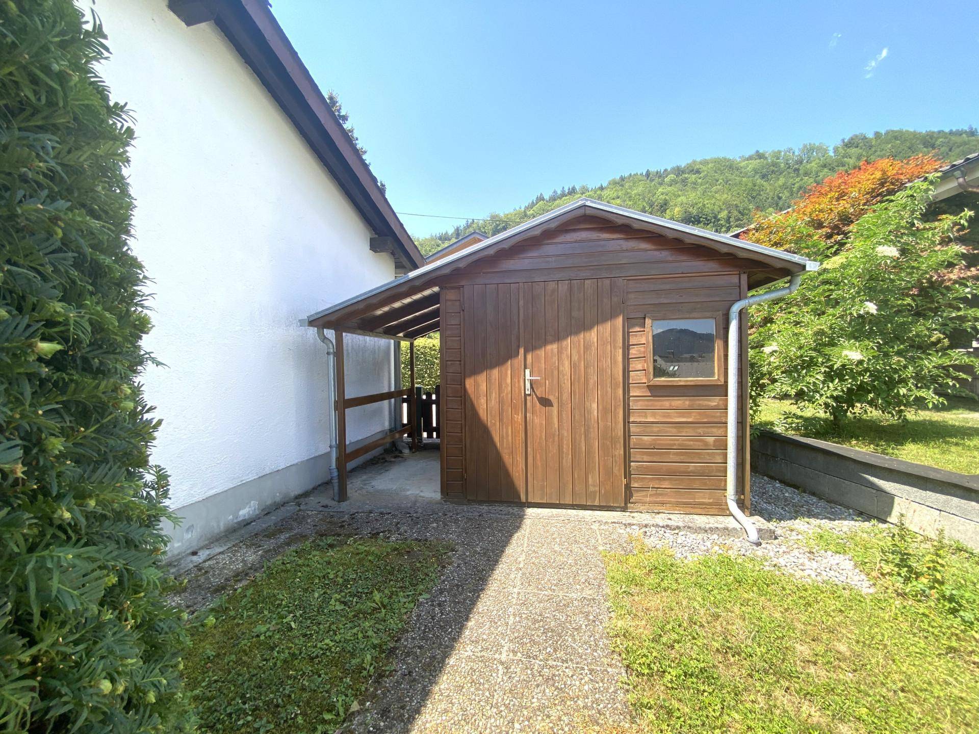 Kleiner Holzschuppen im Gartenbereich, ideal für Gartengeräte und Lagerung.